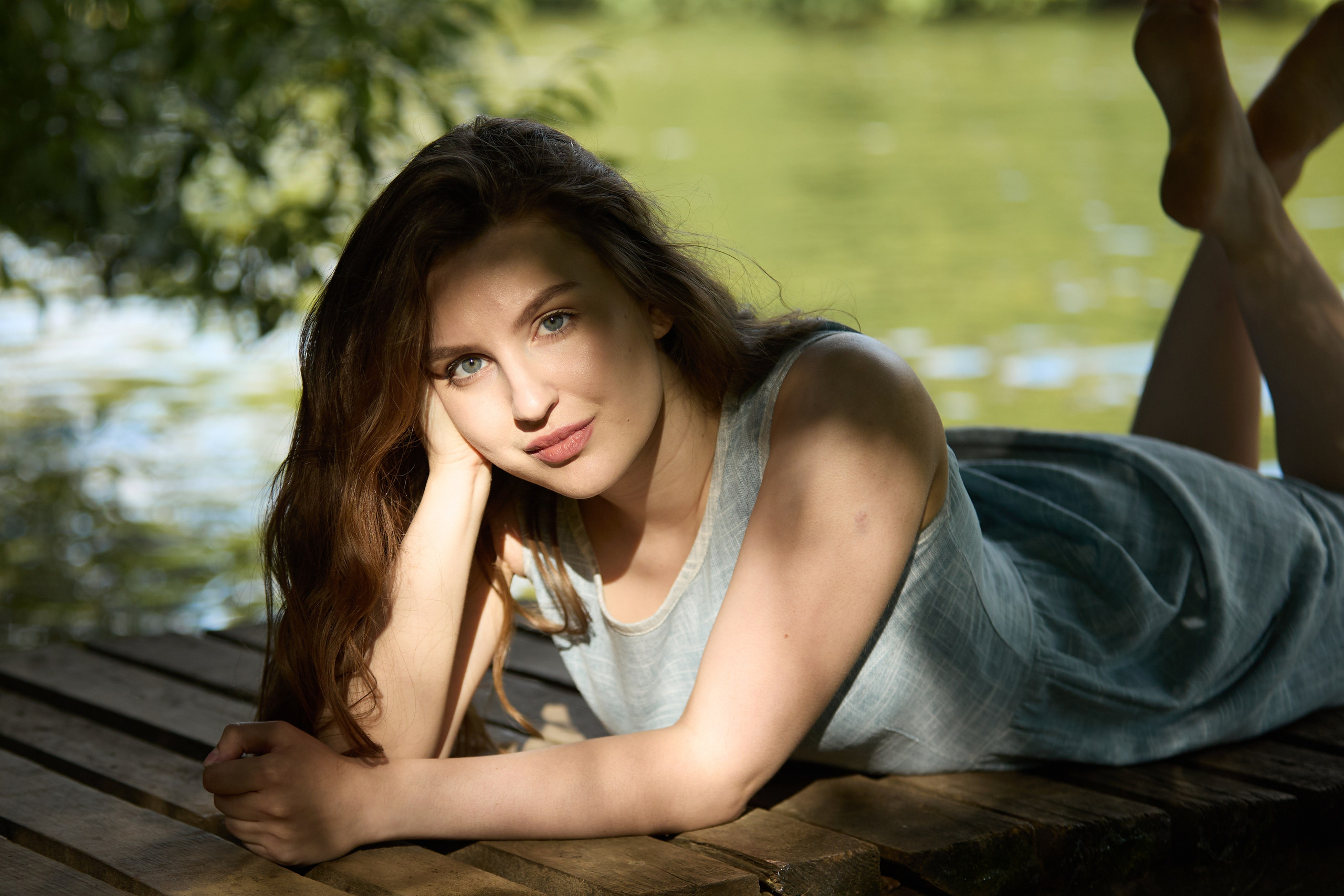 модель на пирсе