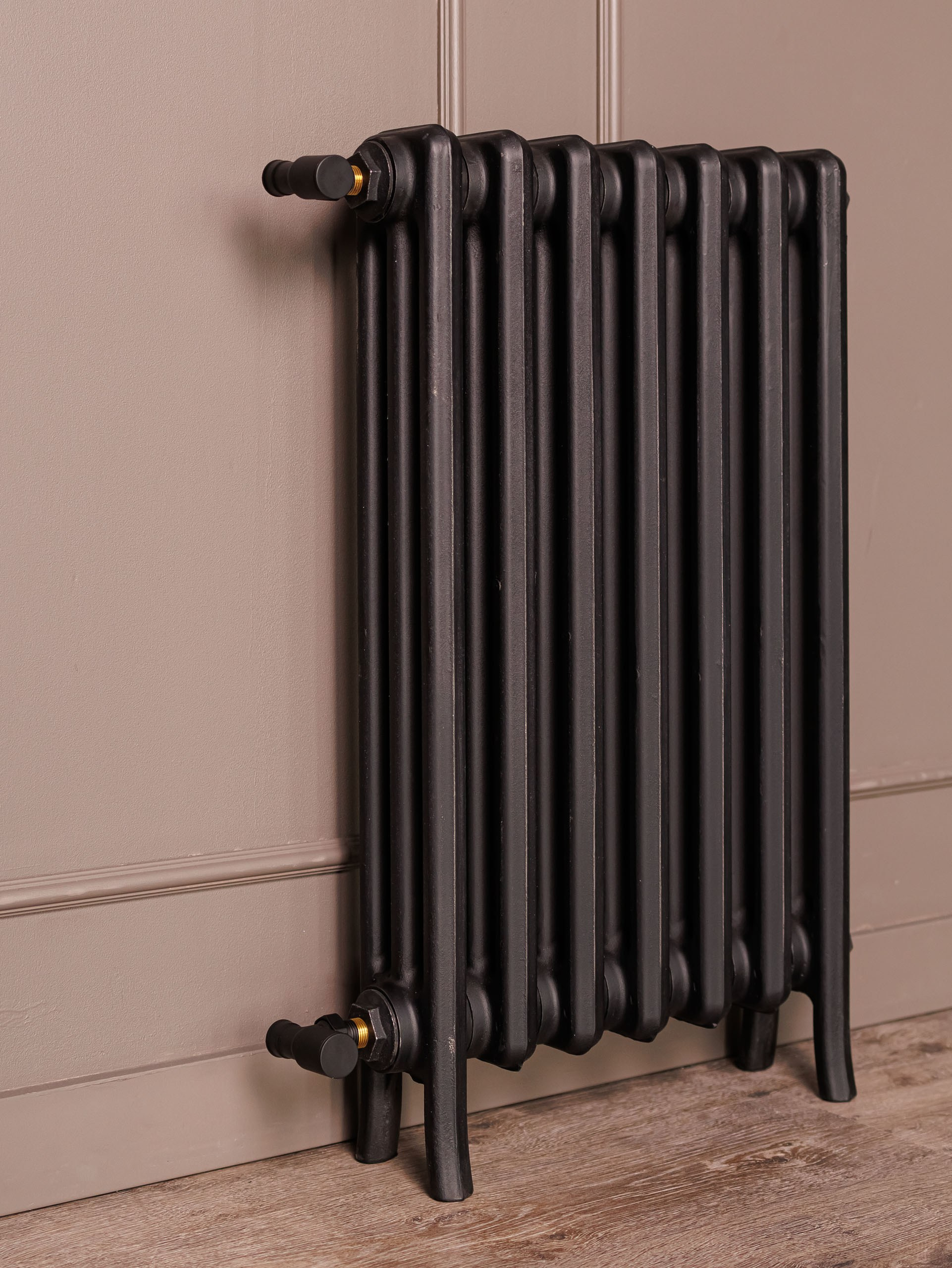 Предметные фотографии дизайнерских радиаторов отопления в стиле ретро