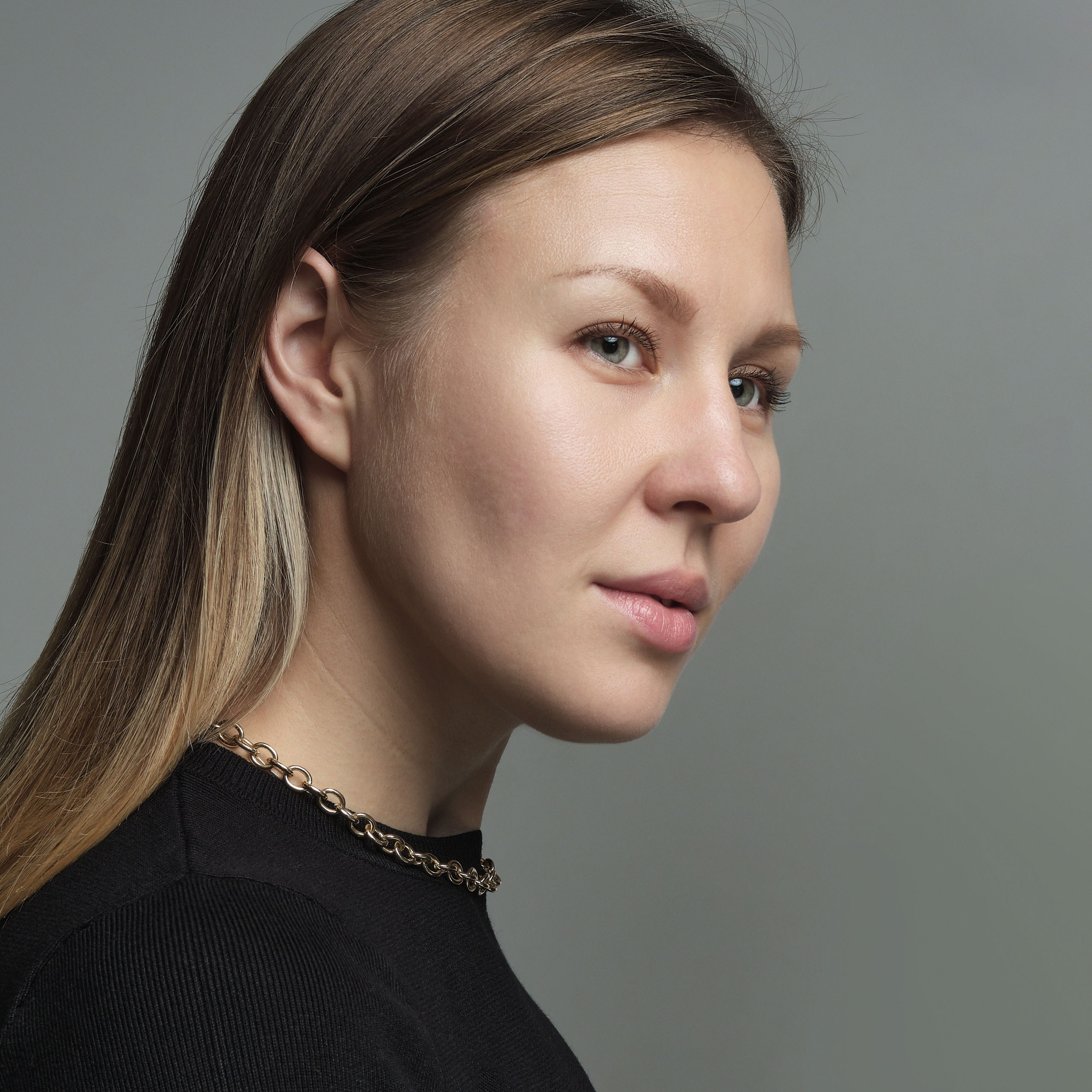 Фотоальбом с избранными женскими портретами