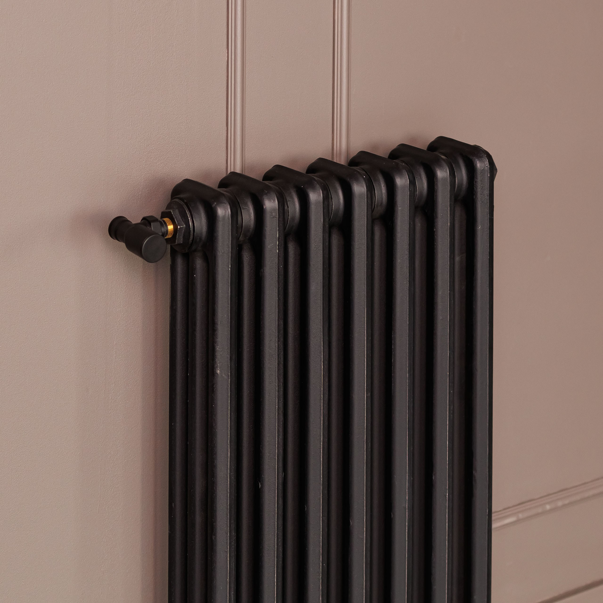 Предметные фотографии дизайнерских радиаторов отопления в стиле ретро