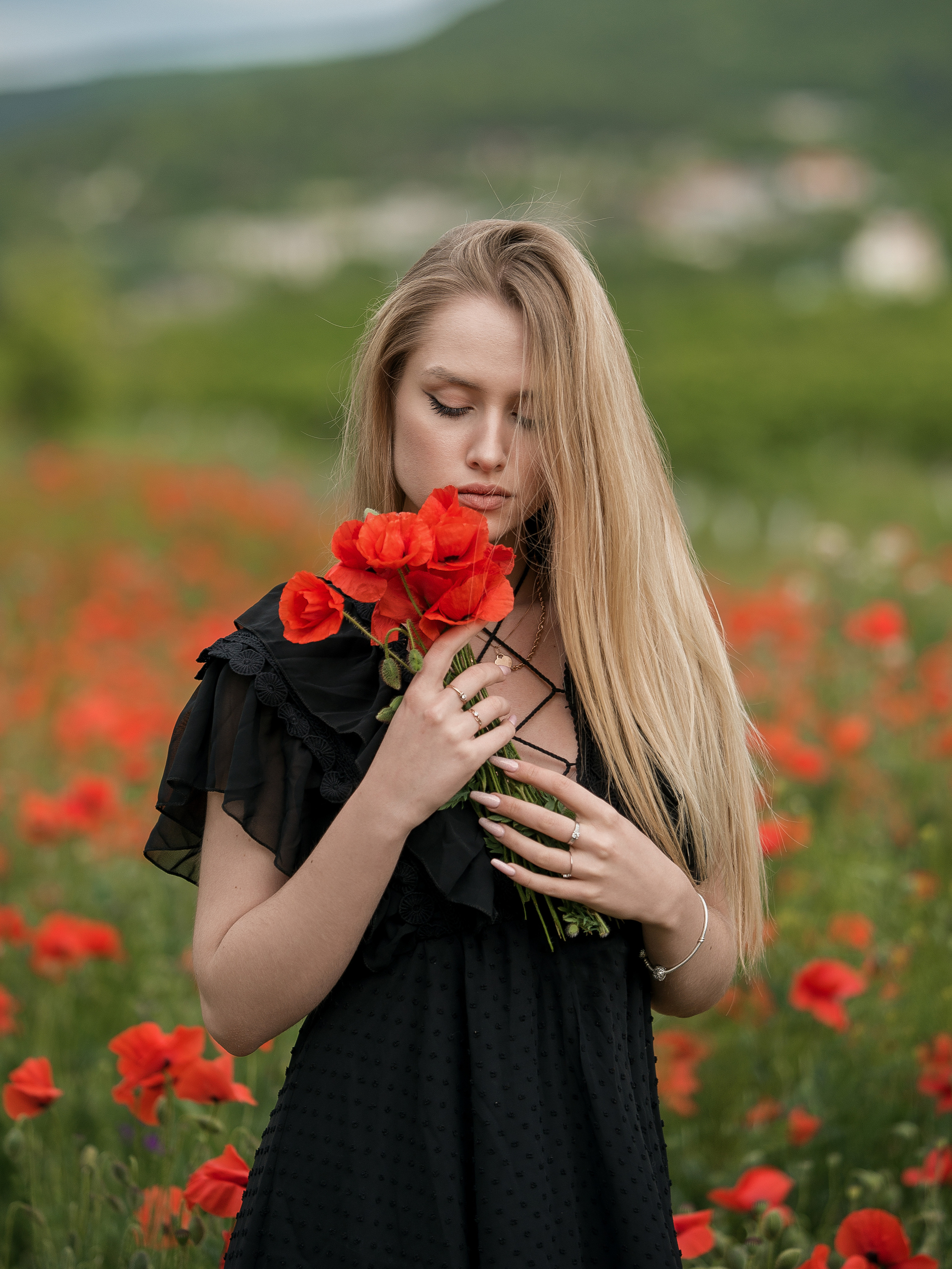 Женский портретный фотограф на маковом поле в Севастополе. Ознакомиться с портфолио, уточнить условия и цены можно на сайте или по телефону, указанному в разделе "Контакты", предварительная запись по телефону +79788481042