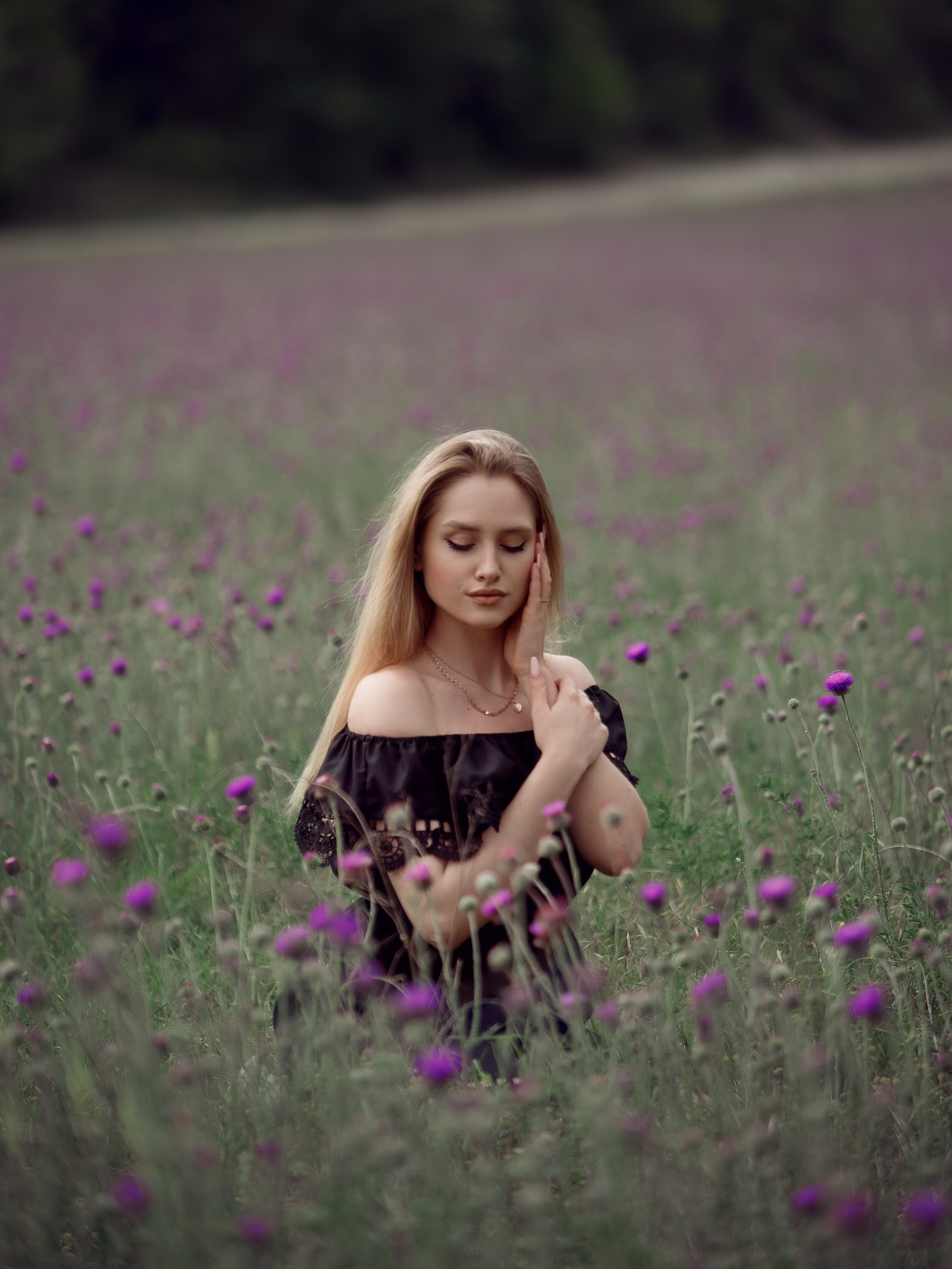 Девушка в репейниковом поле в Терновке (фототур по цветущим местам Севастополя и Крыма). Ознакомиться с портфолио, уточнить условия и цены можно на сайте или по телефону, указанному в разделе "Контакты", предварительная запись по телефону +79788481042