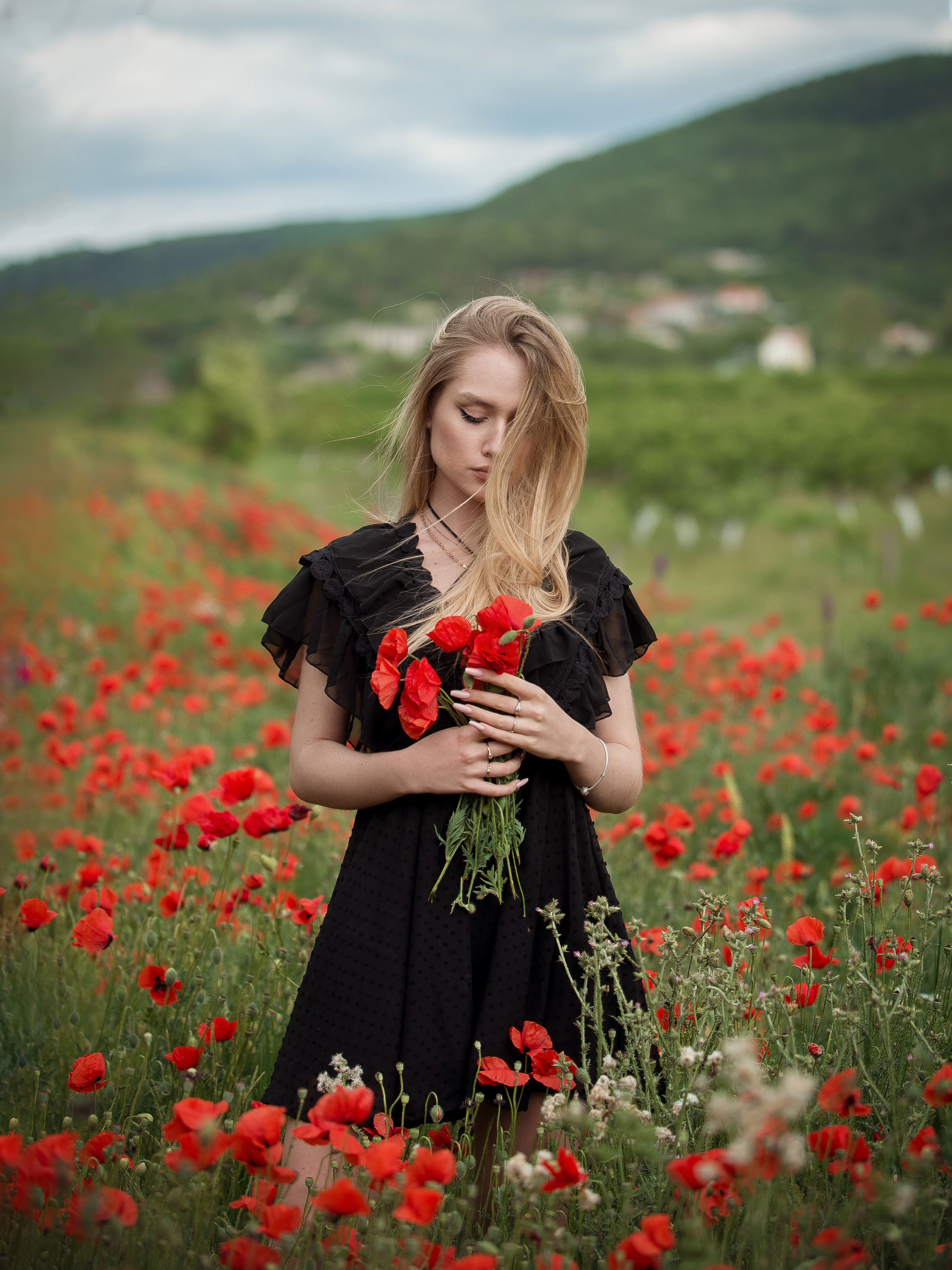 Фотограф на выезде в цветущем маковом поле в Севастополе. Ознакомиться с портфолио, уточнить условия и цены можно на сайте или по телефону, указанному в разделе "Контакты", предварительная запись по телефону +79788481042
