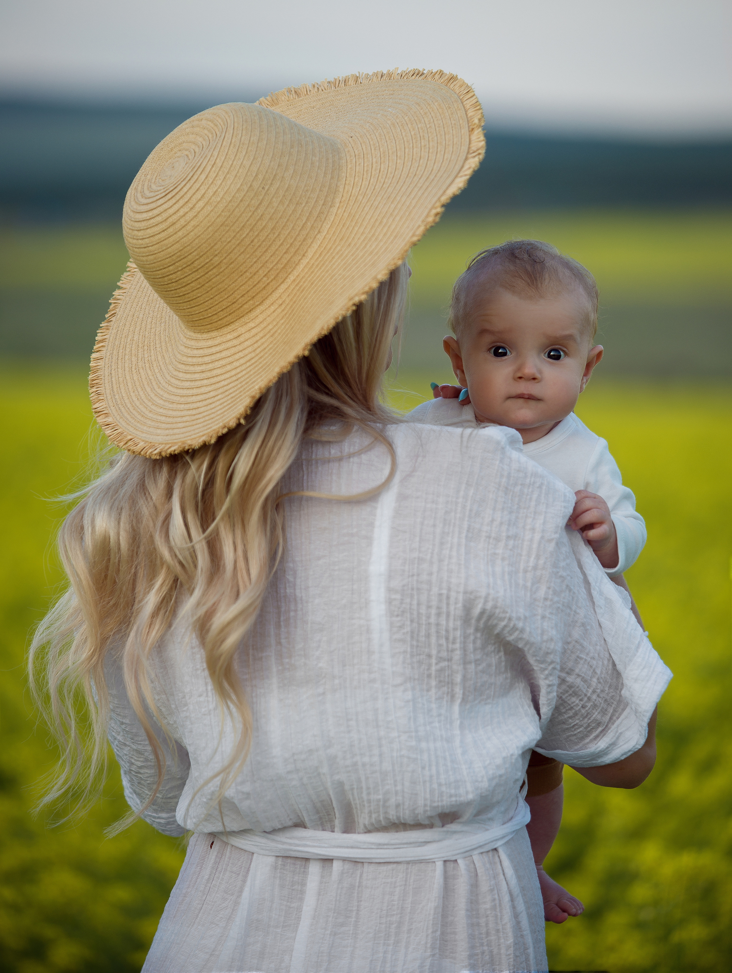 Фотосессия в цветущем поле рапса в Севастополе. Ознакомиться с портфолио, уточнить условия и цены можно на сайте или по телефону, указанному в разделе "Контакты", предварительная запись по телефону +79788481042