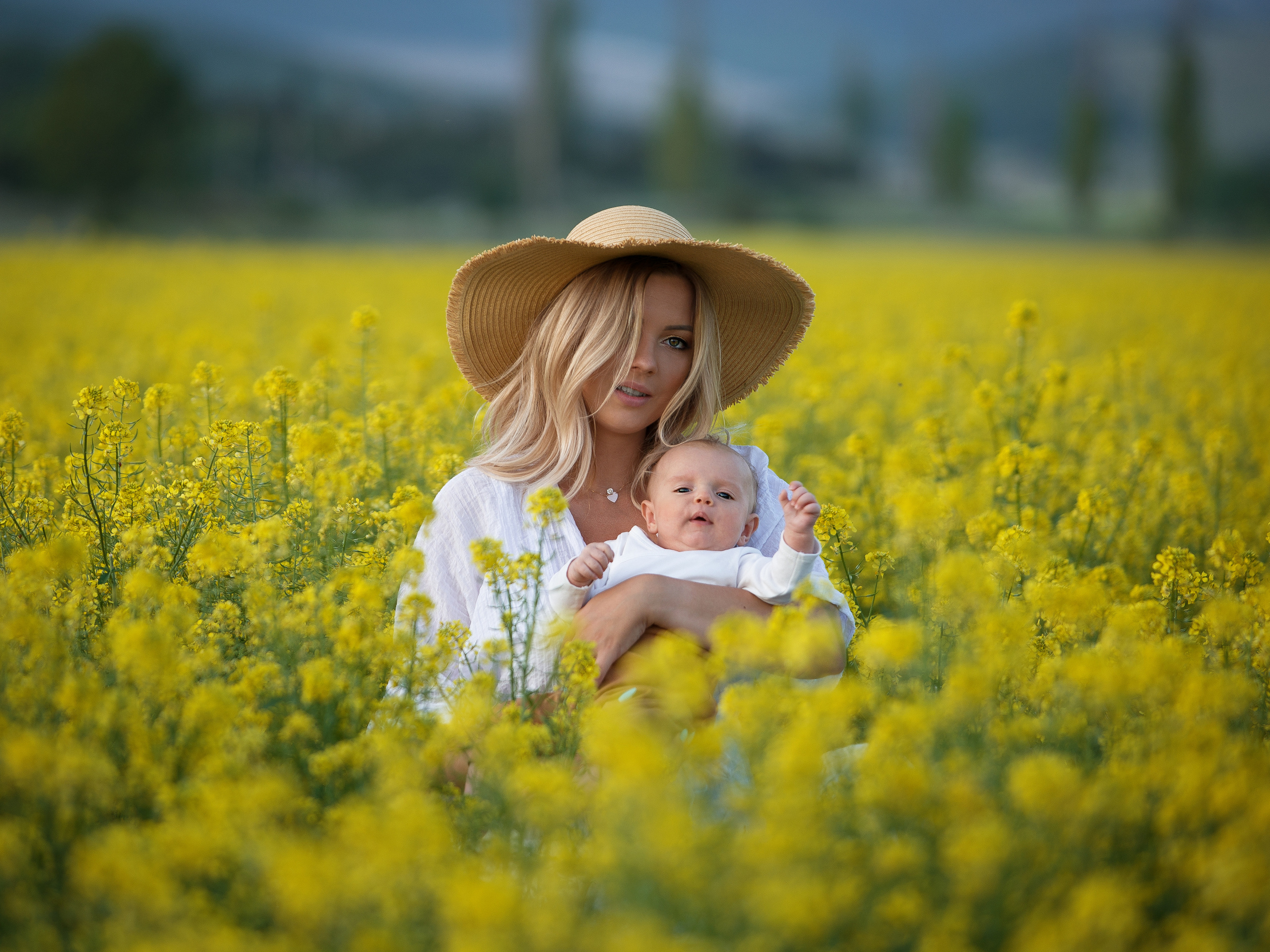Семейный фотограф в Севастополе (фотосессия в цветущем рапсе). Ознакомиться с портфолио, уточнить условия и цены можно на сайте или по телефону, указанному в разделе "Контакты", предварительная запись по телефону +79788481042