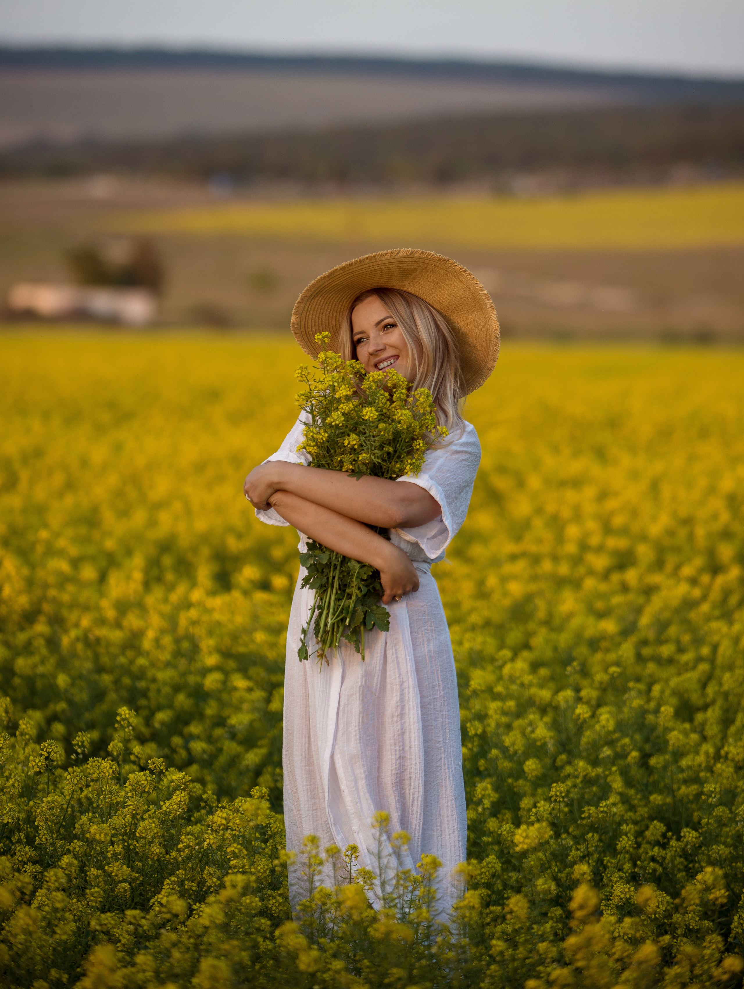 Фотосессия в рапсовом поле в Севастополе. Ознакомиться с портфолио, уточнить условия и цены можно на сайте или по телефону, указанному в разделе "Контакты", предварительная запись по телефону +79788481042
