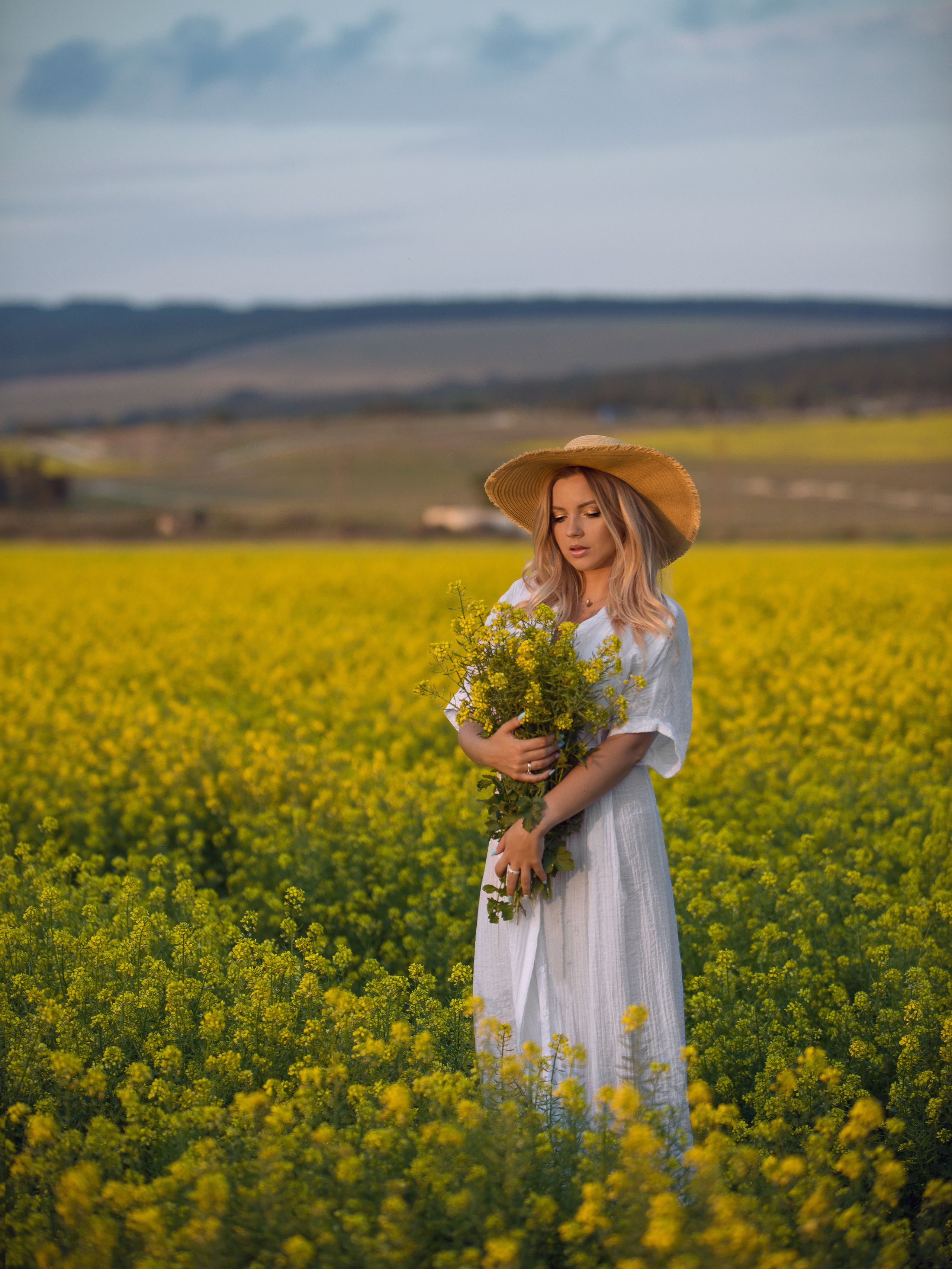 Женский портретный фотограф в цветущих полях Севастополя и Крыма. Ознакомиться с портфолио, уточнить условия и цены можно на сайте или по телефону, указанному в разделе "Контакты", предварительная запись по телефону +79788481042