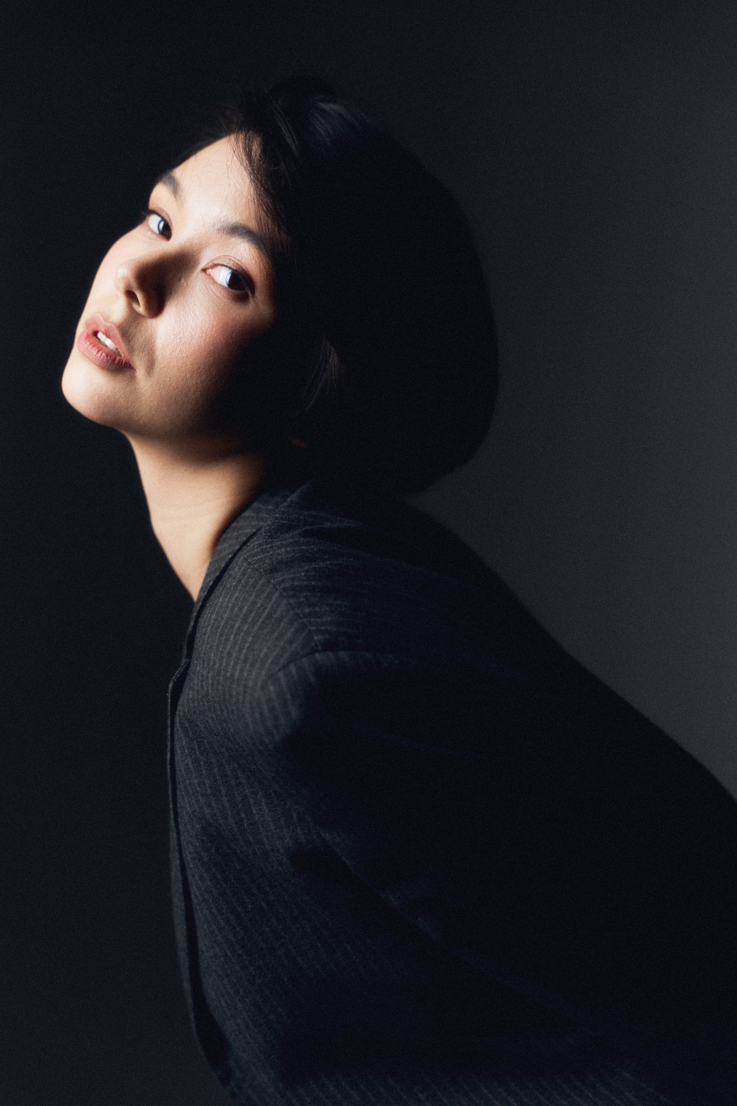 женский портрет с ярким светом и глубокой тенью