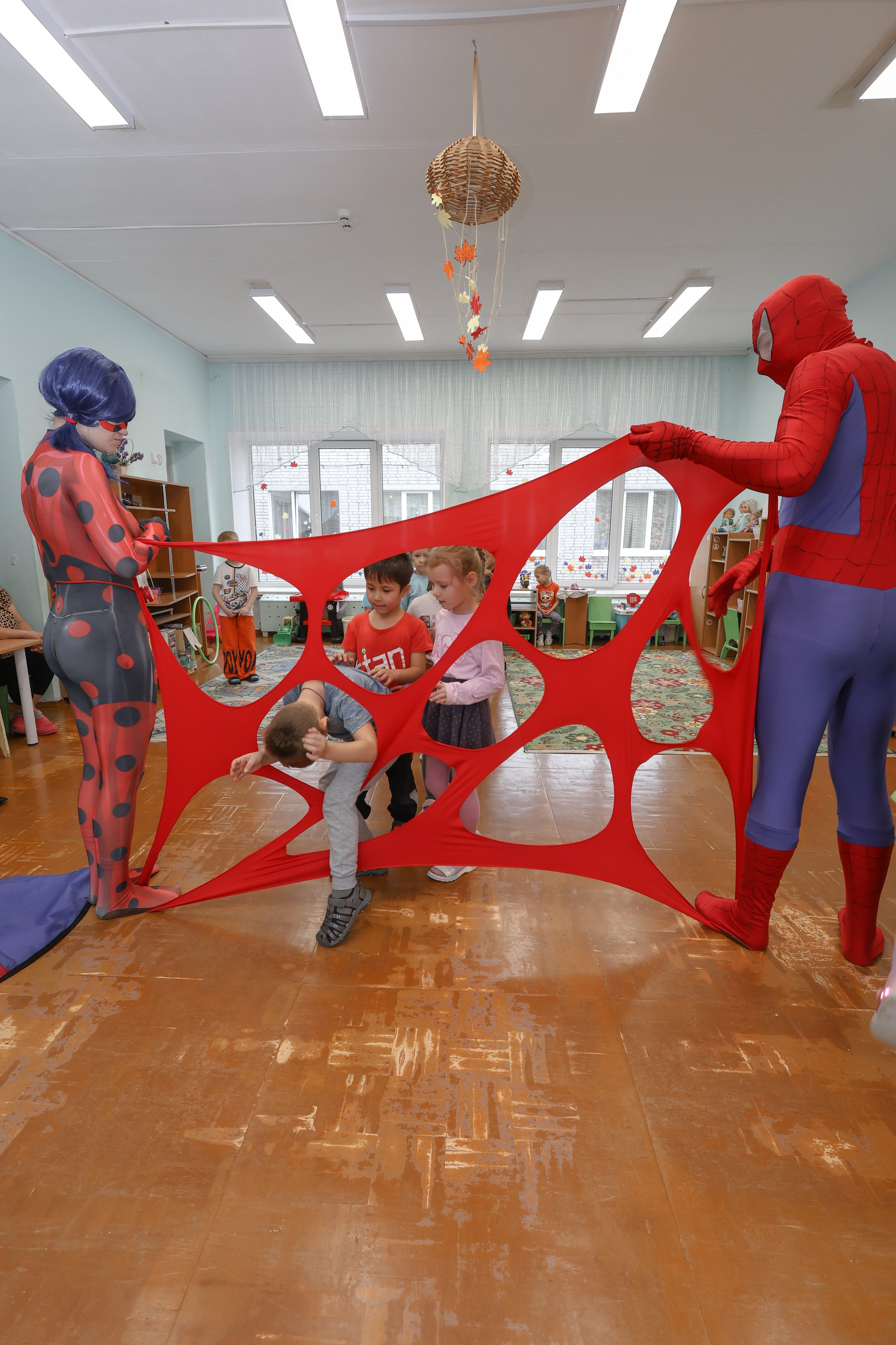 Леди Баг и Человек Паук развлекают детей в детском саду