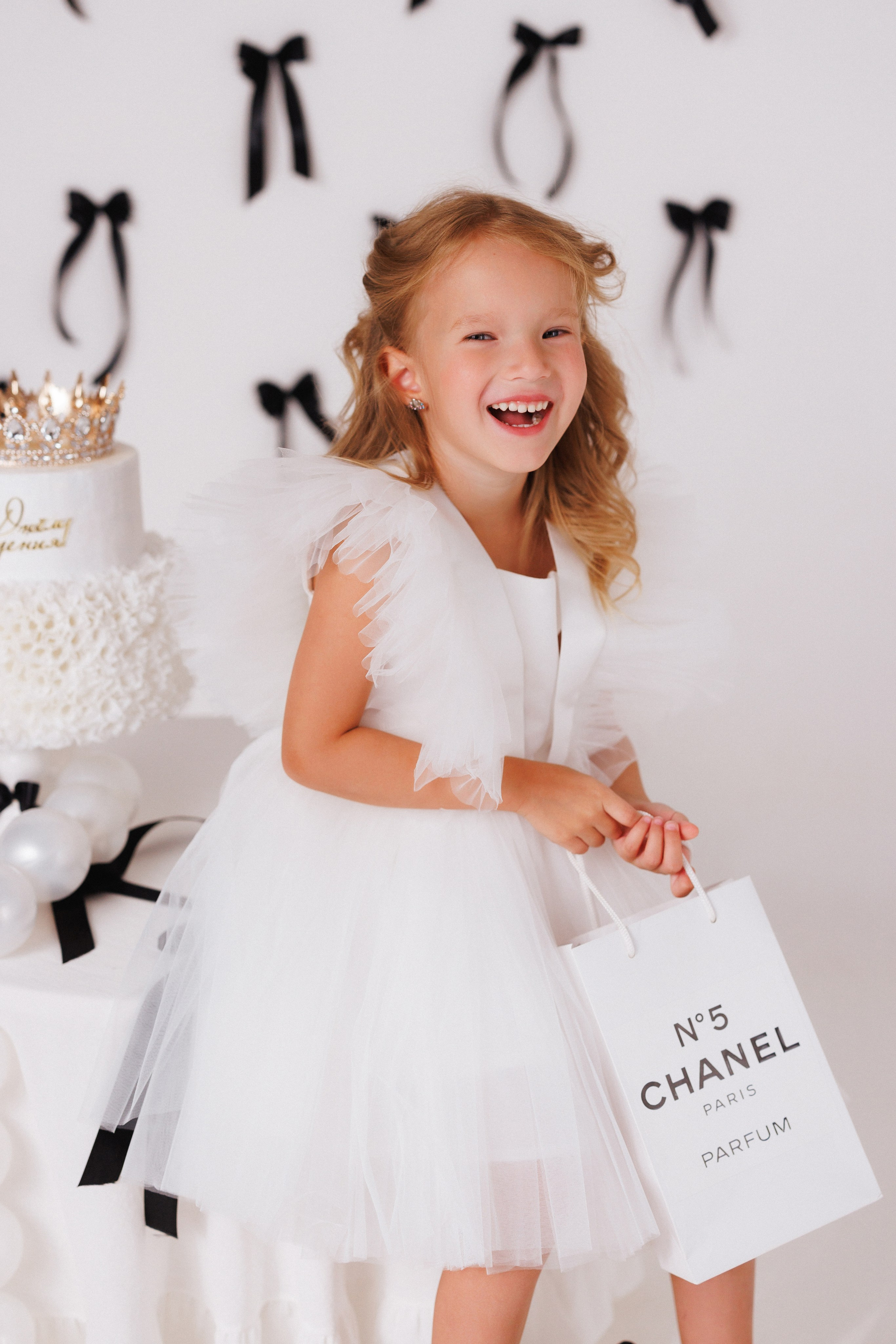 Детская фотосессия к Дню рождения для девочек, фотостудия «Антураж». Семейный и детский фотограф в Краснодаре Анна Трашкова