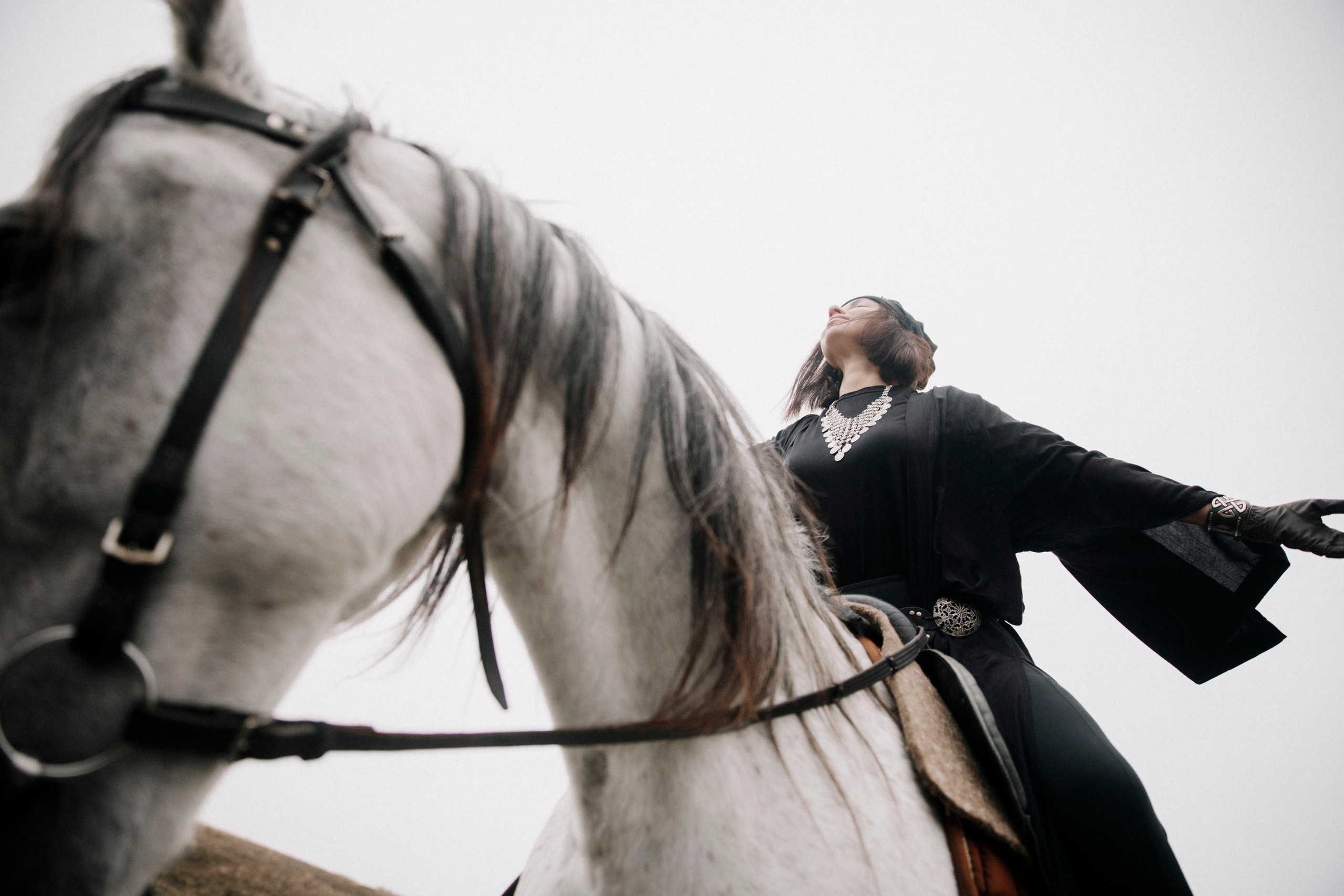 фотосессия с лошадью, фотосессия, лошадь, фотосессия в горах, фото с конем, фотография с лошадью, фотосессия, горы, Кавказ, фотосессия в песках, фотограф Осколкова Ульяна