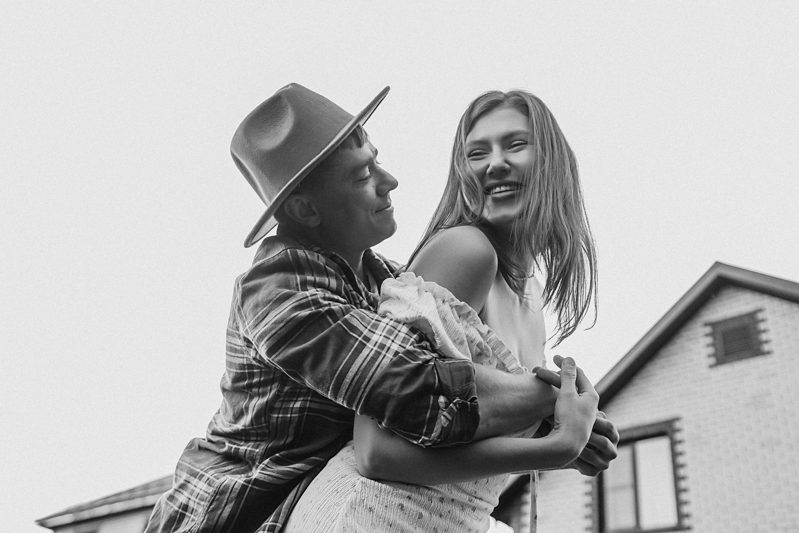 У дома. Семейный фотограф Тюмень, фотограф на роды Салмина Мария