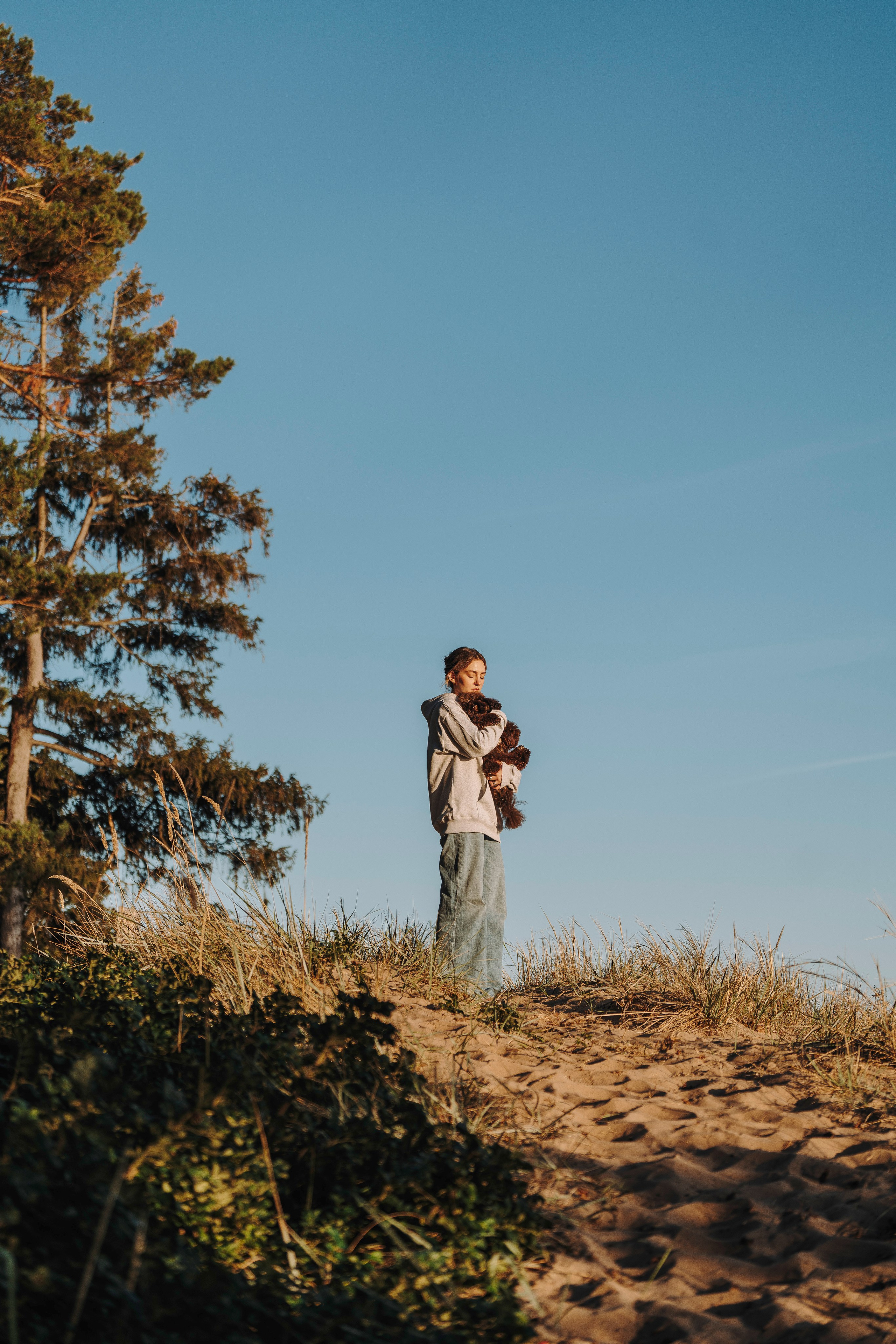 Фотосессия девушки с пуделем на пляже на закате. Фотограф анималист в Спб недорого Олеся Майорова