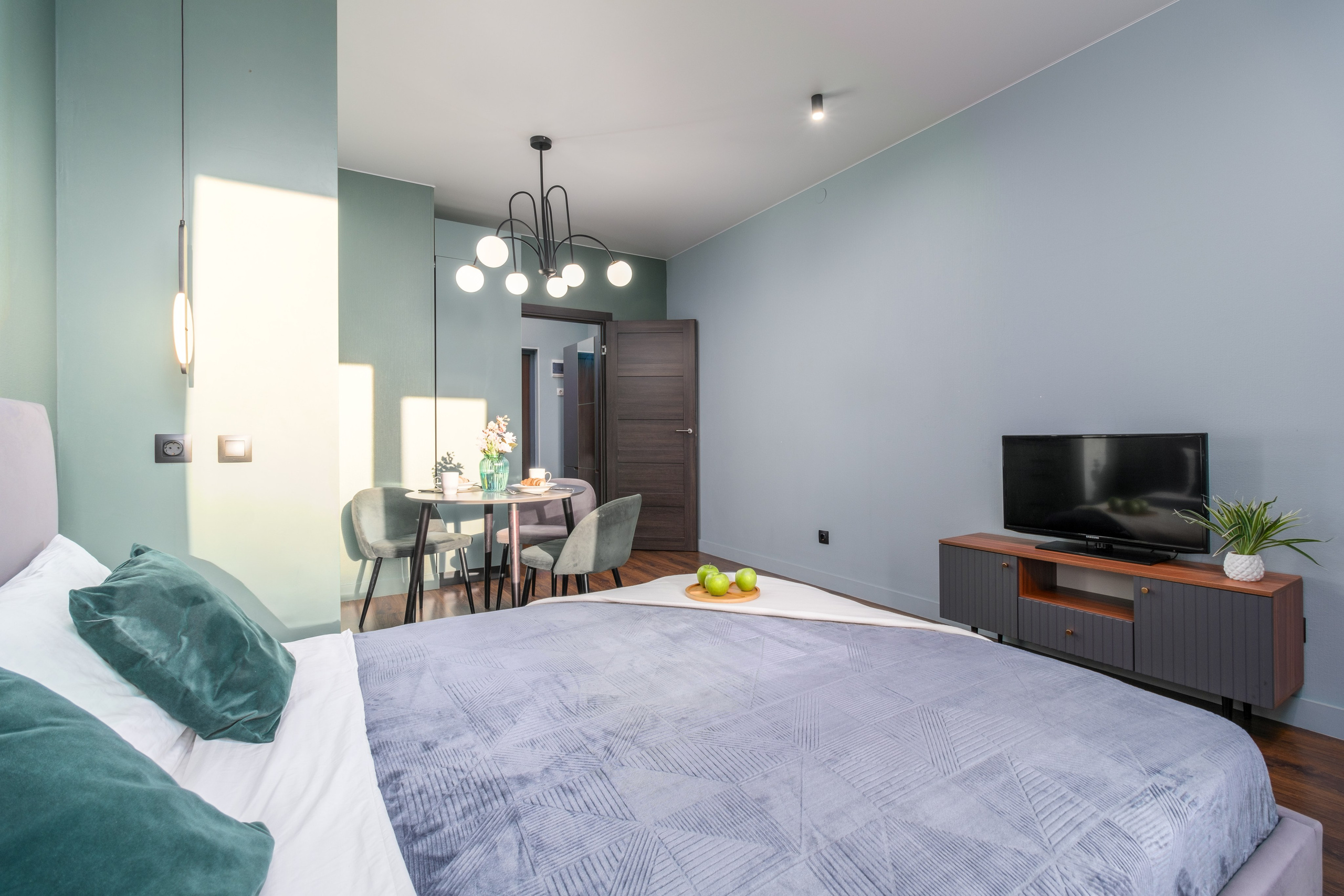 Студия, Уральская ул