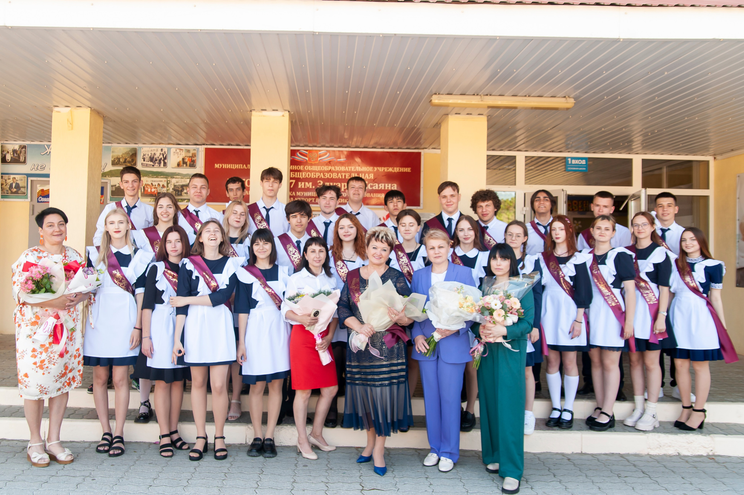 Последний Звонок МАОУ СОШ № 17 им. Эдуарда Есаяна — Архипо-Осиповка. Свадебный и семейный фотограф Денис Лукьянов в Краснодаре, Краснодарском крае и Республике Крым