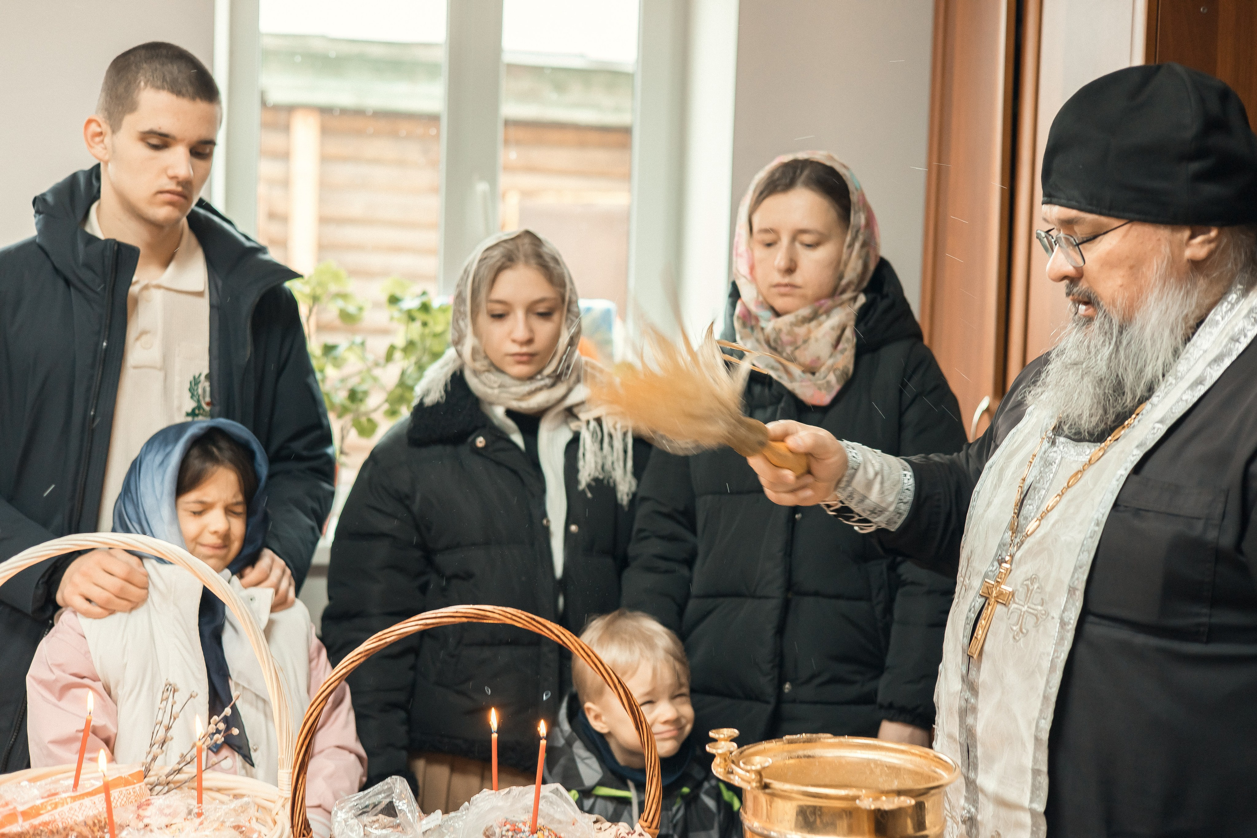Освящение Куличей.Храм Святителя Николая Мирликийского в с. Саввинская Слобода.Звенигород. Артеменкова Анна Фотограф
