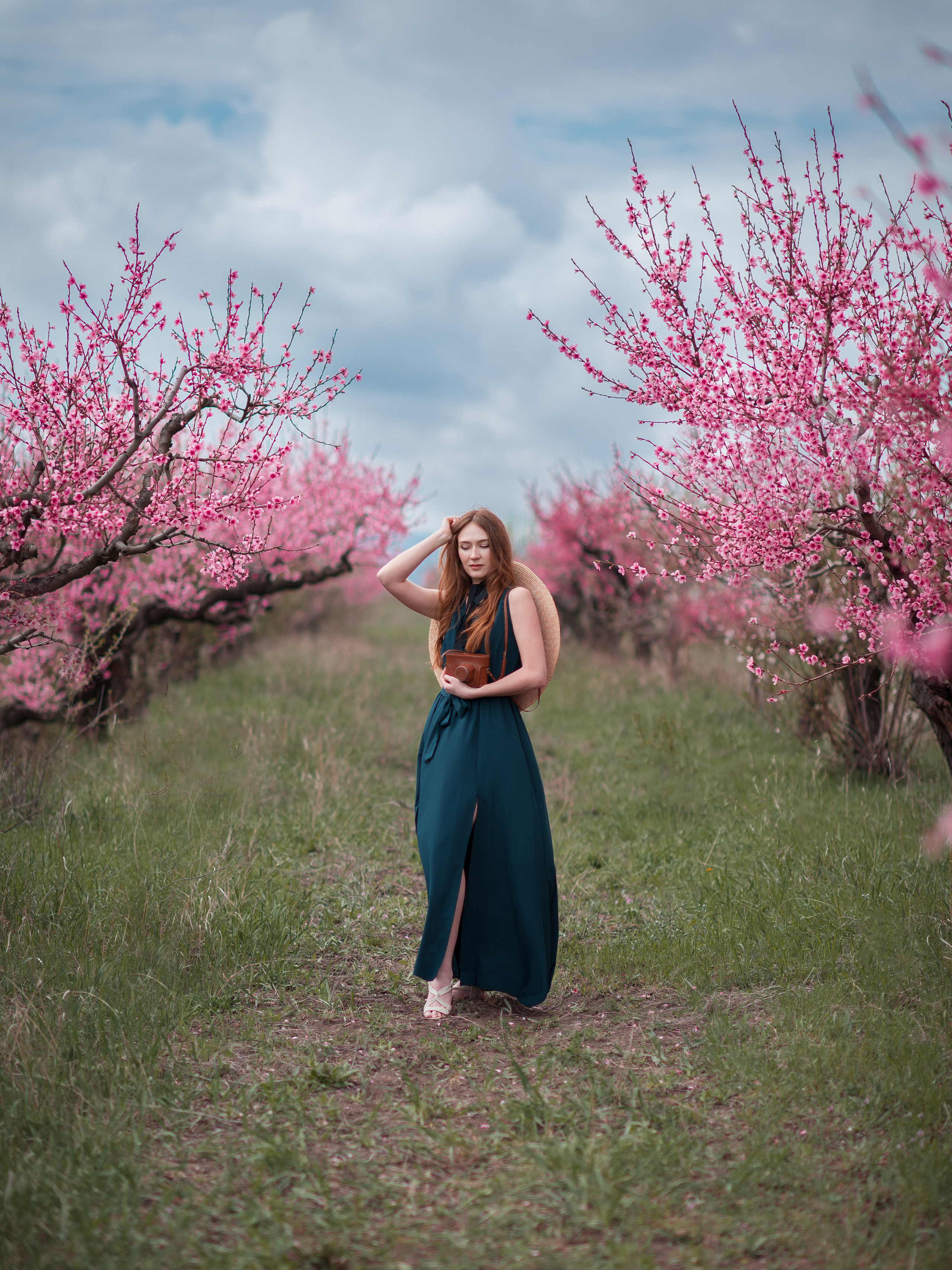 Индивидуальная фотосессия в цветущем персиковом саду в Севастополе. Ознакомиться с портфолио, уточнить условия и цены можно на сайте или по телефону, указанному в разделе "Контакты"