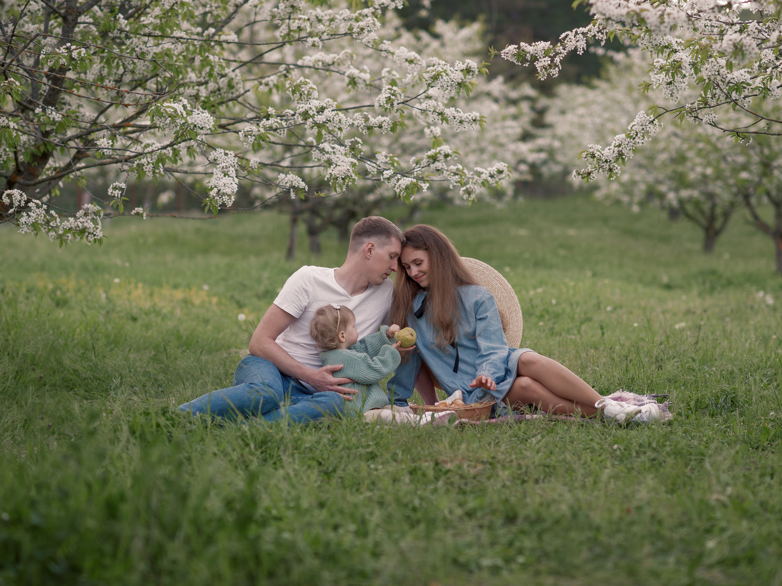 Идеи для семейной фотосессии в цветущем саду. Фотограф в Севастополе Погребняк Александра. Уточнить, зарезервировать дату для фотосъемки +79788481042