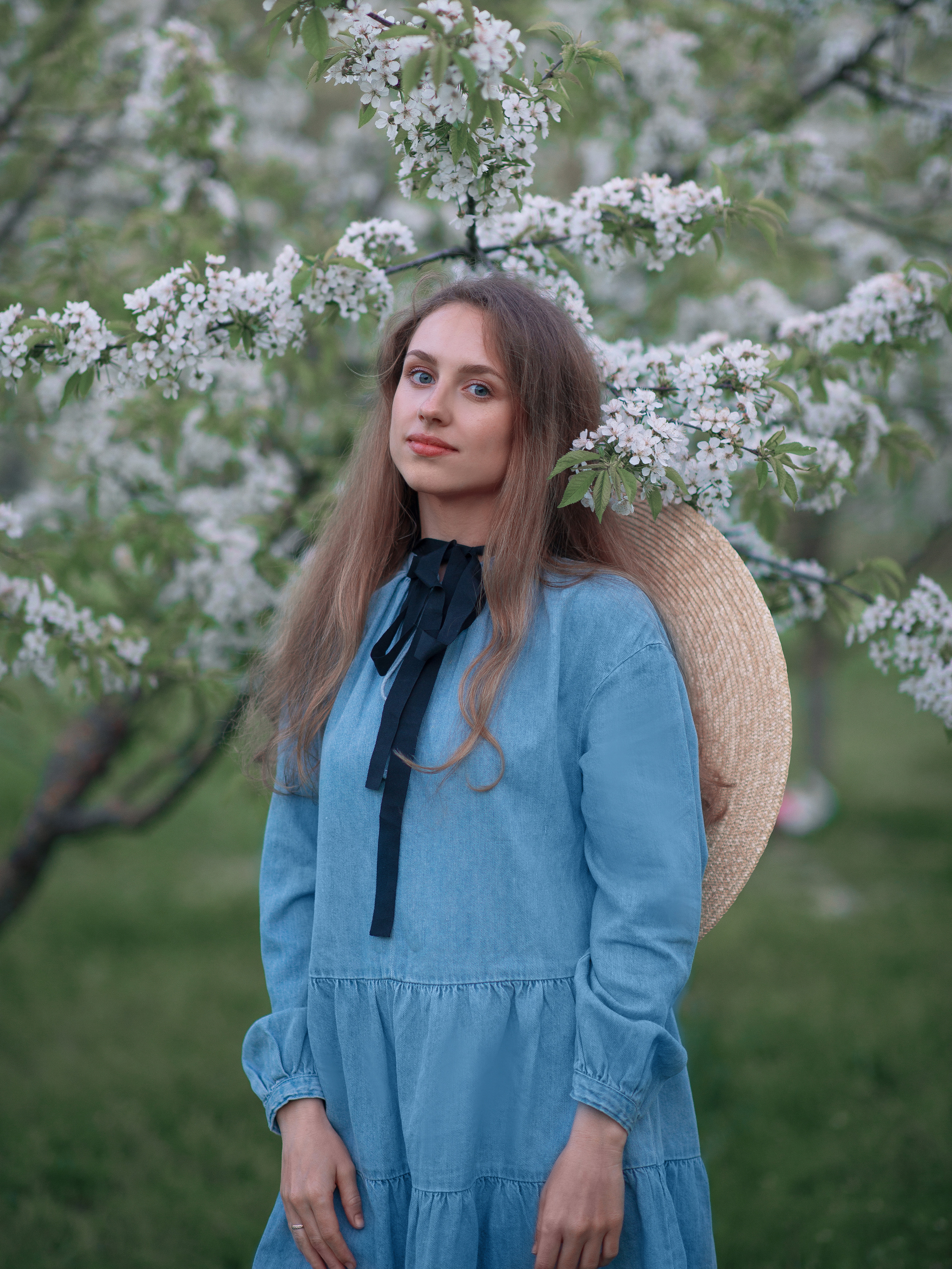 Выездная фотосъемка в цветущем саду в Крыму. Ознакомиться с портфолио, уточнить условия и цены можно на сайте или по телефону, указанному в разделе "Контакты"