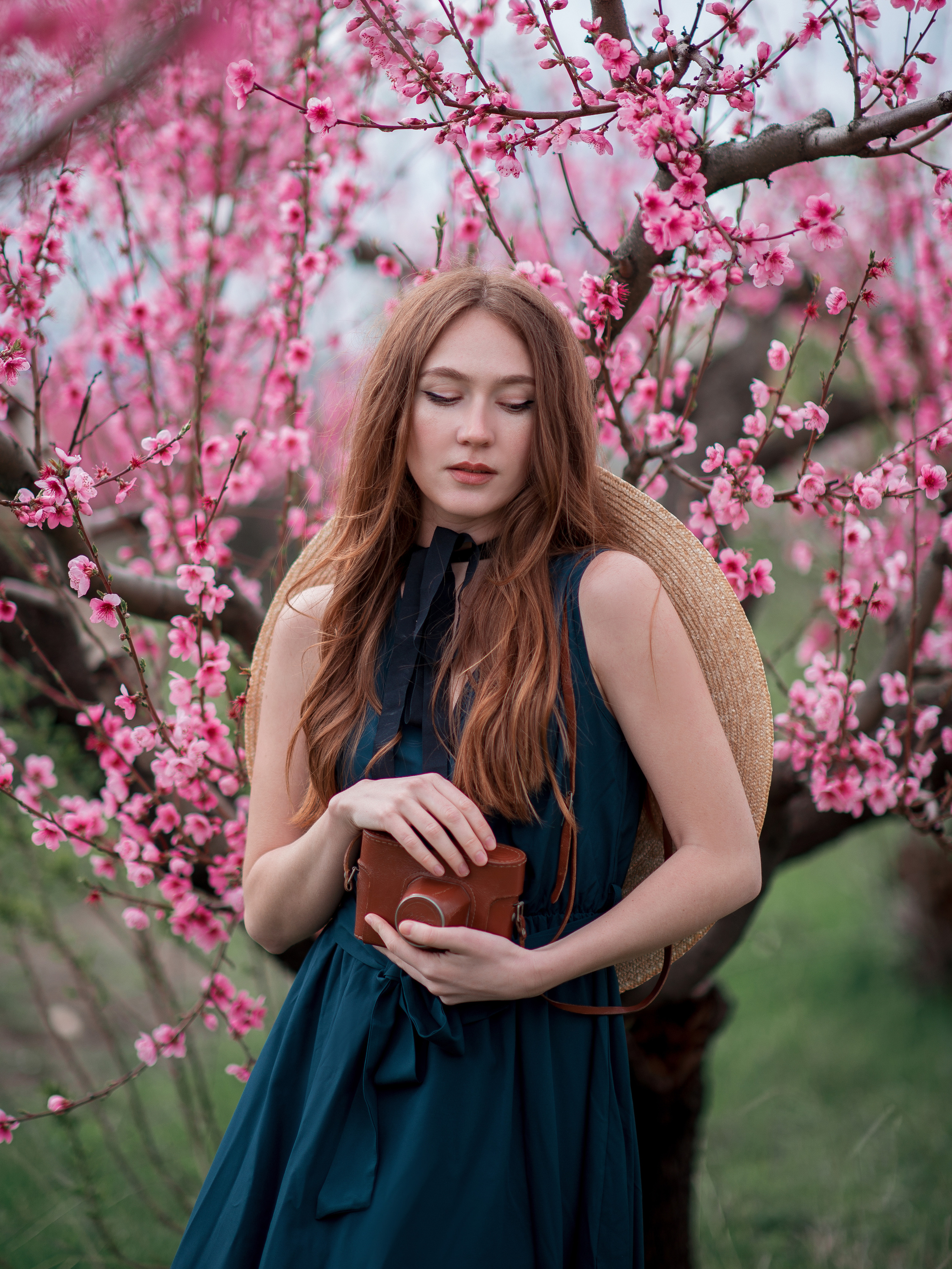 Индивидуальная фотосъемка в цветущем персиковом саду в Крыму. Ознакомиться с портфолио, уточнить условия и цены можно на сайте или по телефону, указанному в разделе "Контакты"