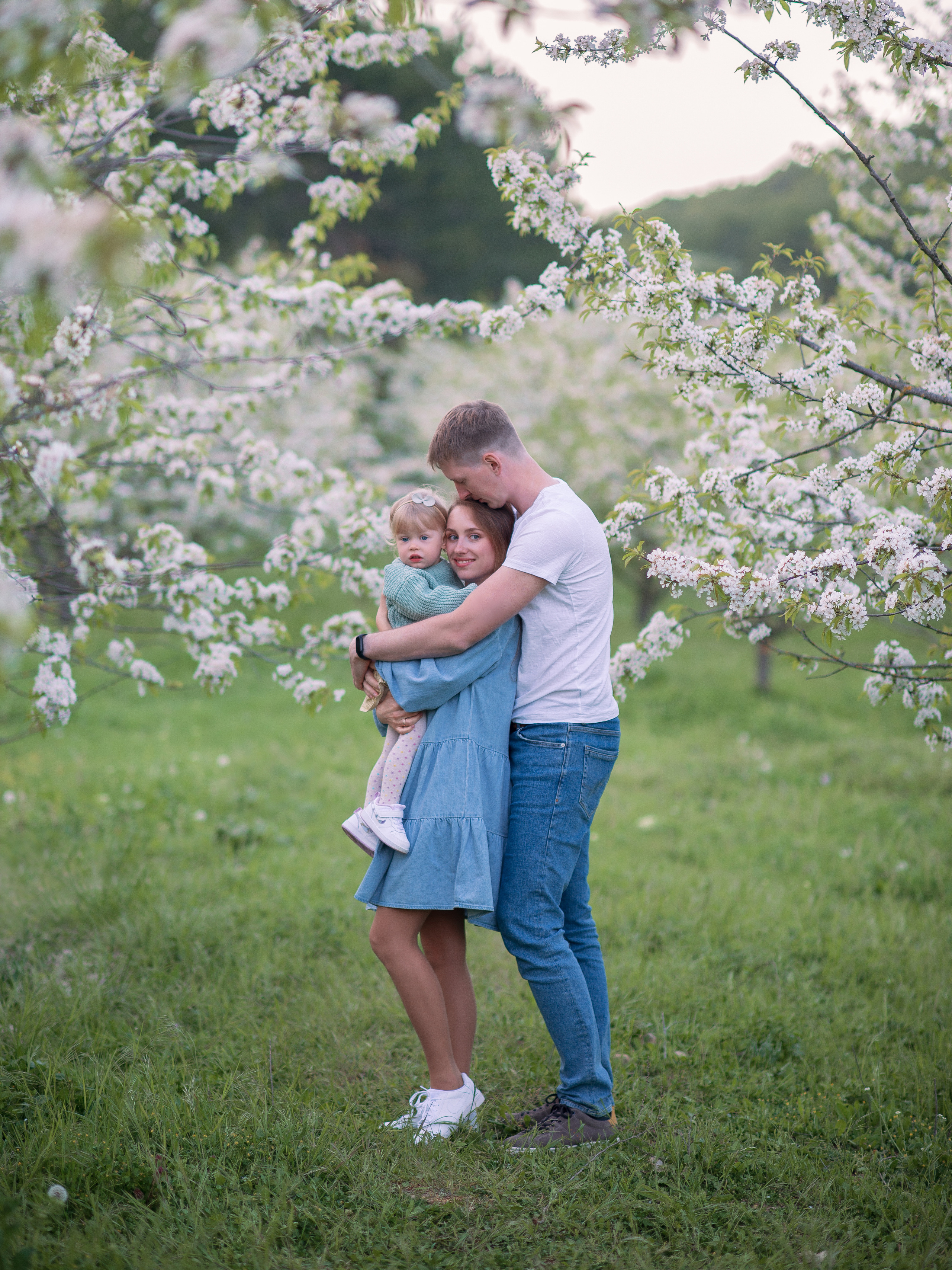 Трогательные семейные кадры в цветущем черешневом саду в Терновке. Фотограф в Севастополе Погребняк Александра. Уточнить, зарезервировать дату для фотосъемки +79788481042