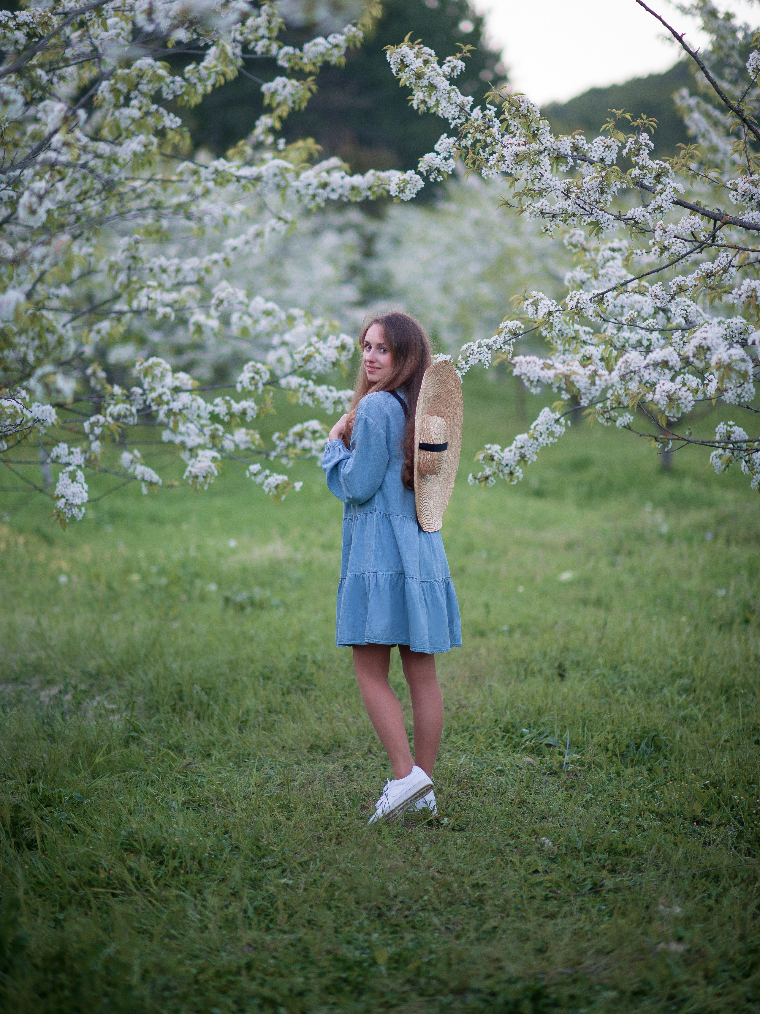 Выездная фотосессия в цветущем саду в Крыму. Ознакомиться с портфолио, уточнить условия и цены можно на сайте или по телефону, указанному в разделе "Контакты"