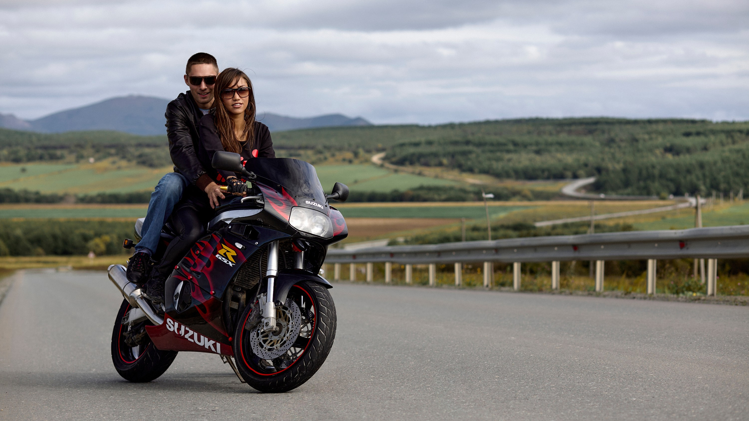 Парень, девушка, байк. Фотограф Андрей Серенков