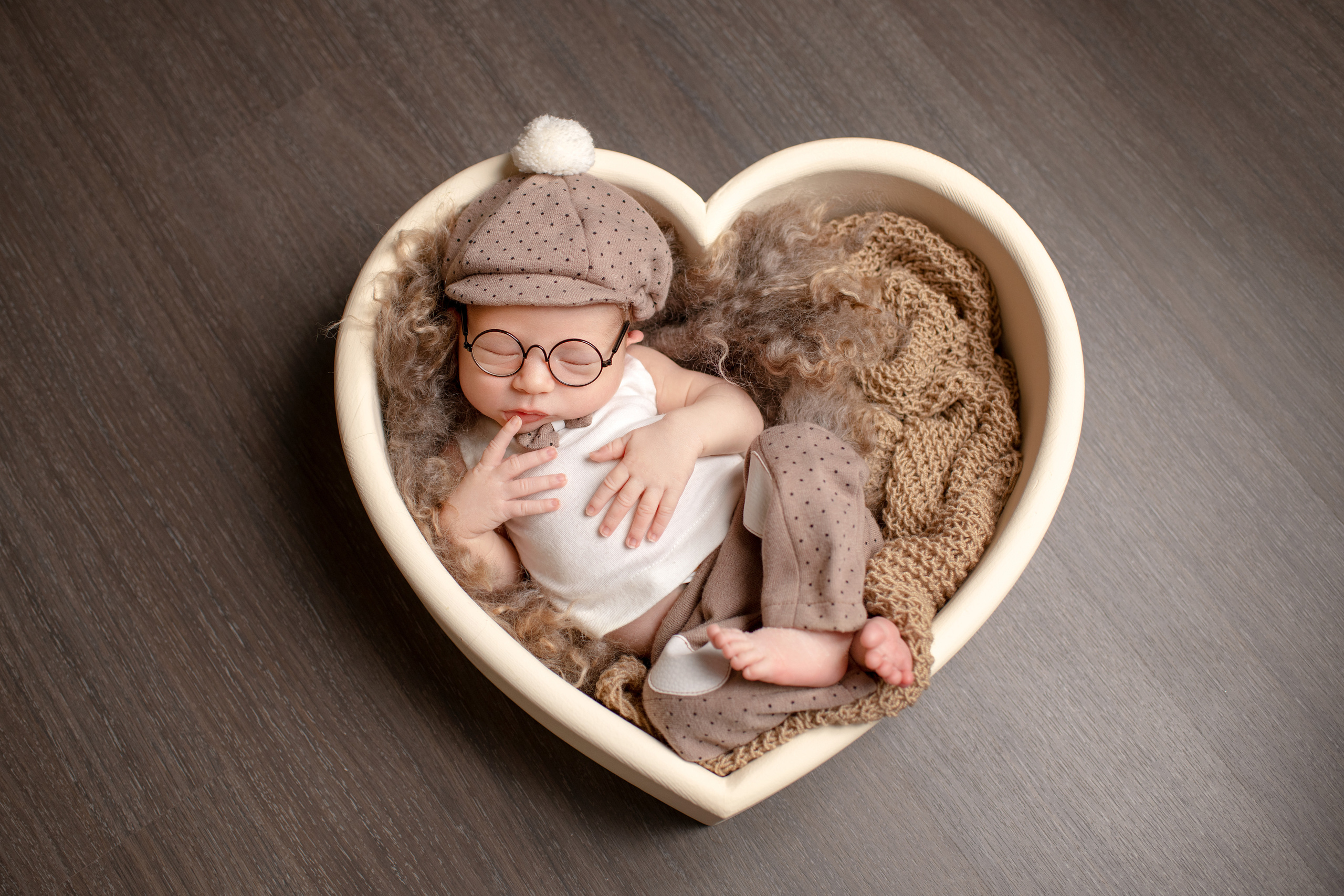 Милый новорожденный малыш в сердечке