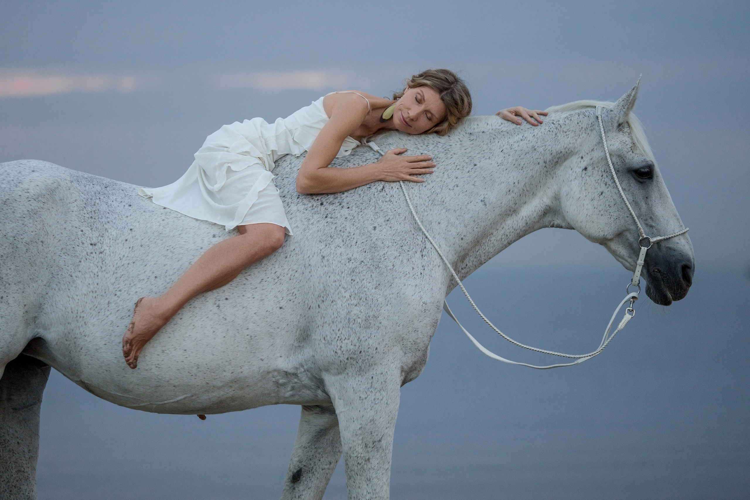 Закатная фотосессия с лошадью на Финском заливе