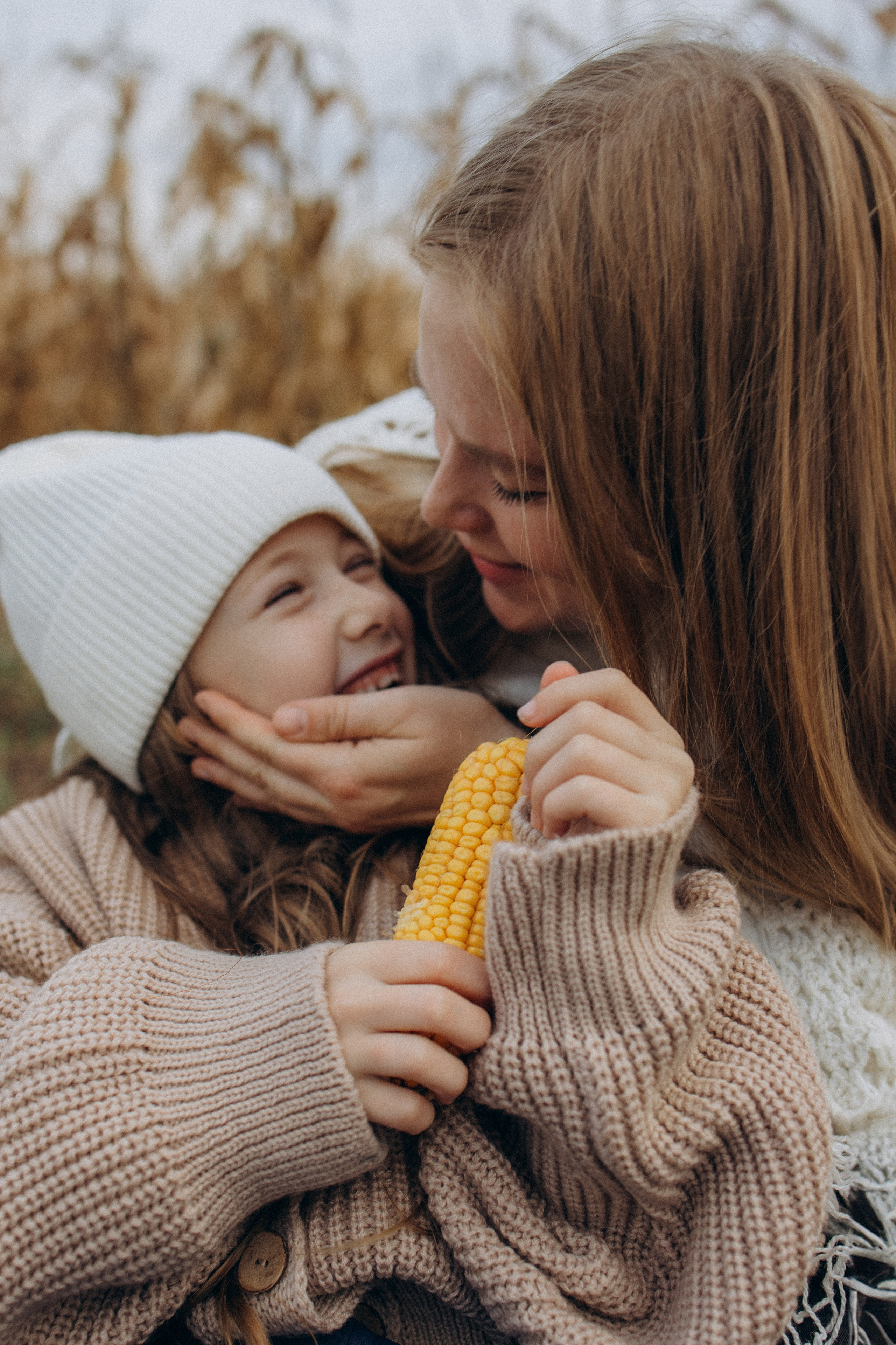Оля, Ксюша и кукуруза. Фотограф Елена Рябцева