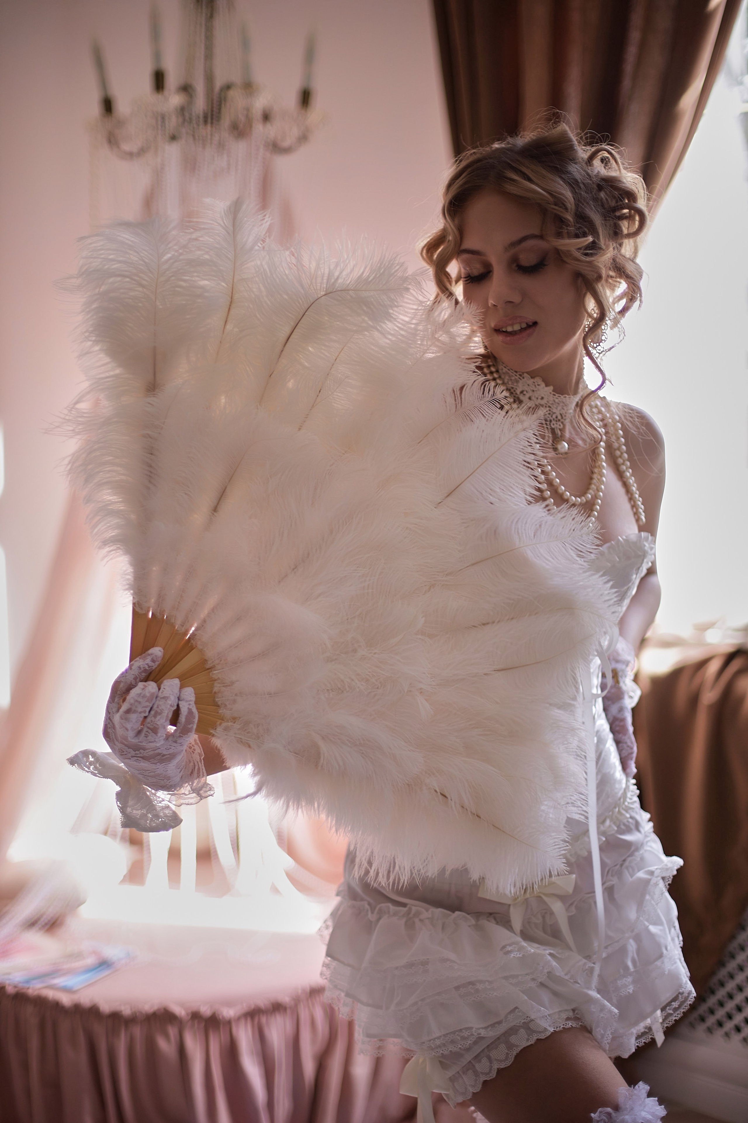 Портрет девушки с винтажным веером