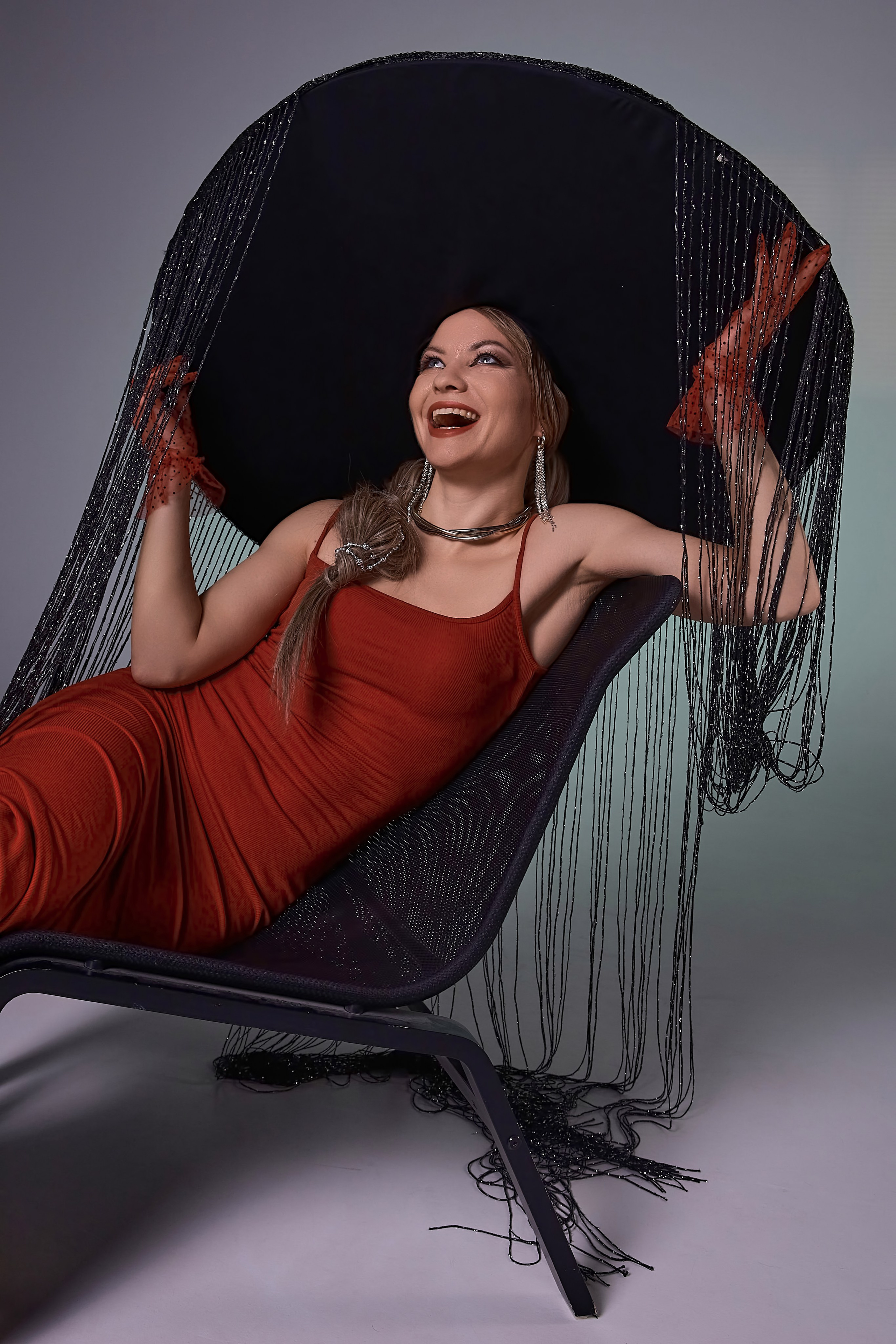 Портретная фотография со съемки девушки в красном платье 