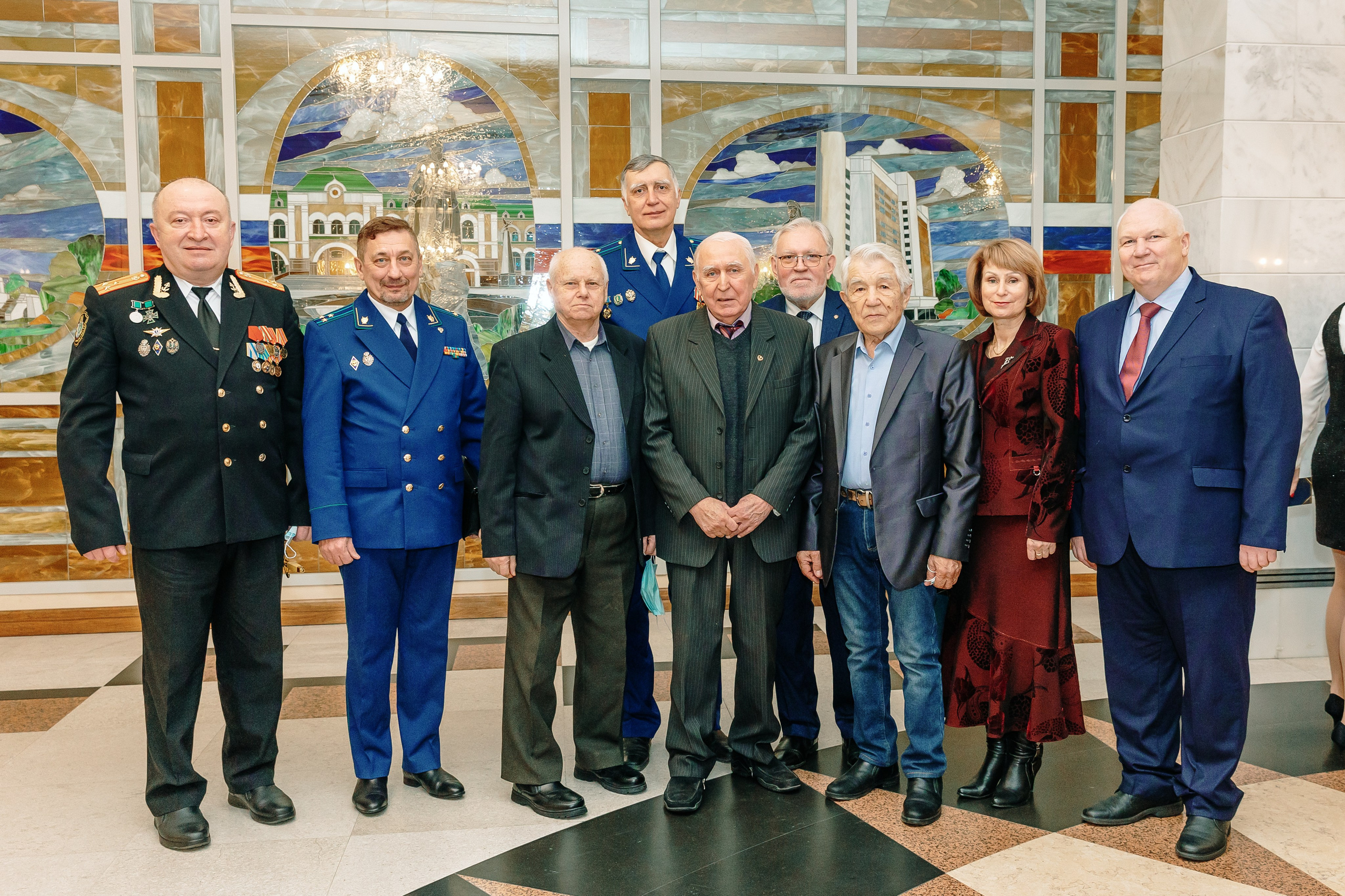 Групповой портрет с ветеранами в фойе на торжестве — событийная съёмка, фотограф Санкт-Петербург