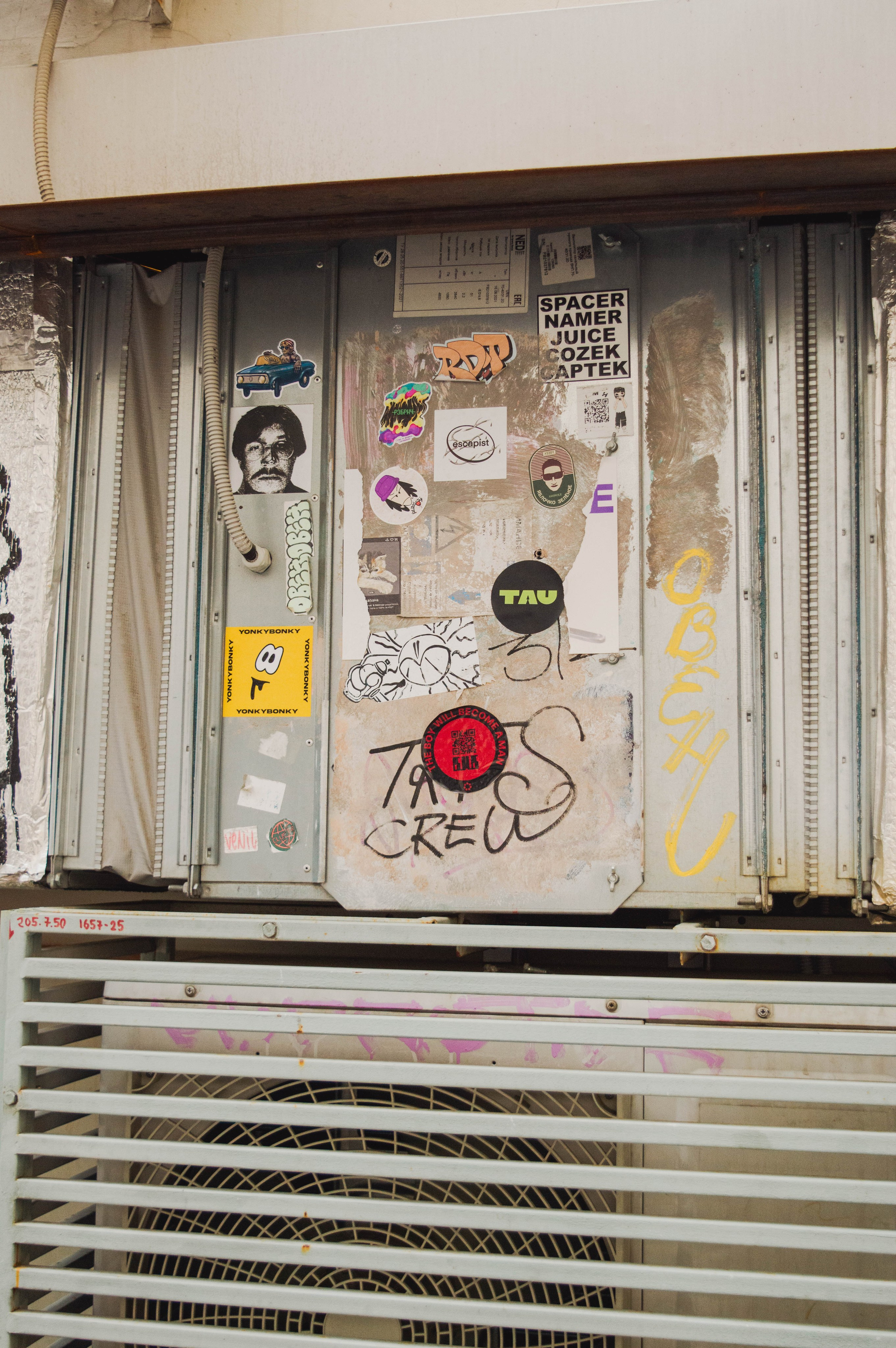 Типология «Стикербомбинг в городе». Фотограф Анастасия Лощакова в Москве