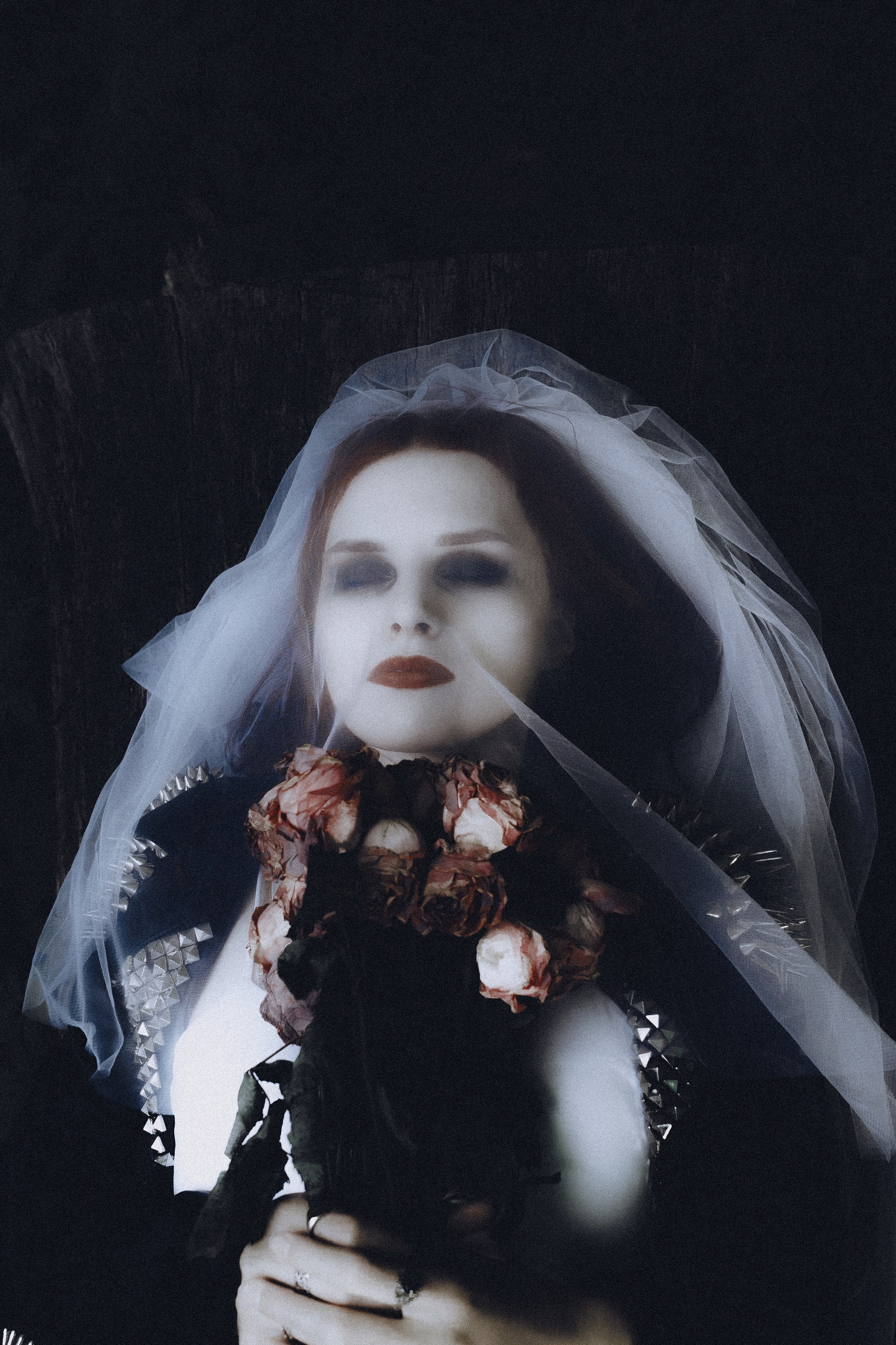 Александра Овечкина, Пенза: драматичный портрет невесты с бледным лицом и темным макияжем, держащей мертвые цветы.