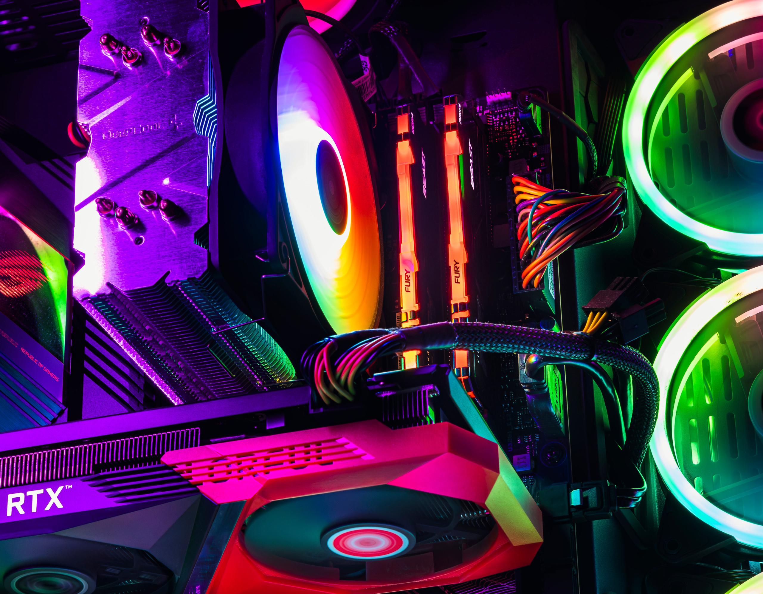 Компьютер с подсветкой. Индустриальная съёмка: серверная стойка, акцент на линиях и текстурах оборудования.