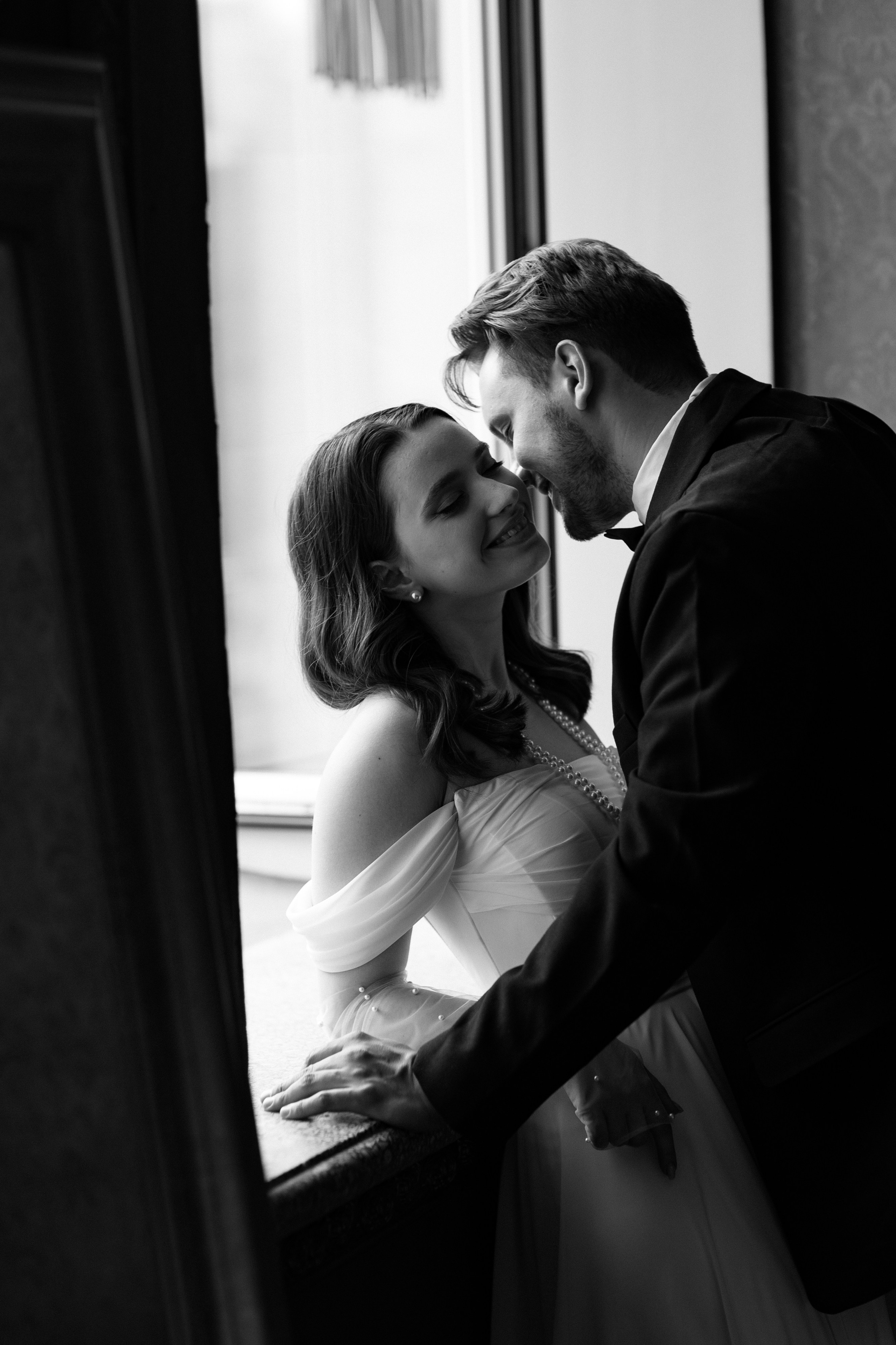 Свадебная фотосессия в квартире-студии. Свадебный фотограф в Москве Мария Крош