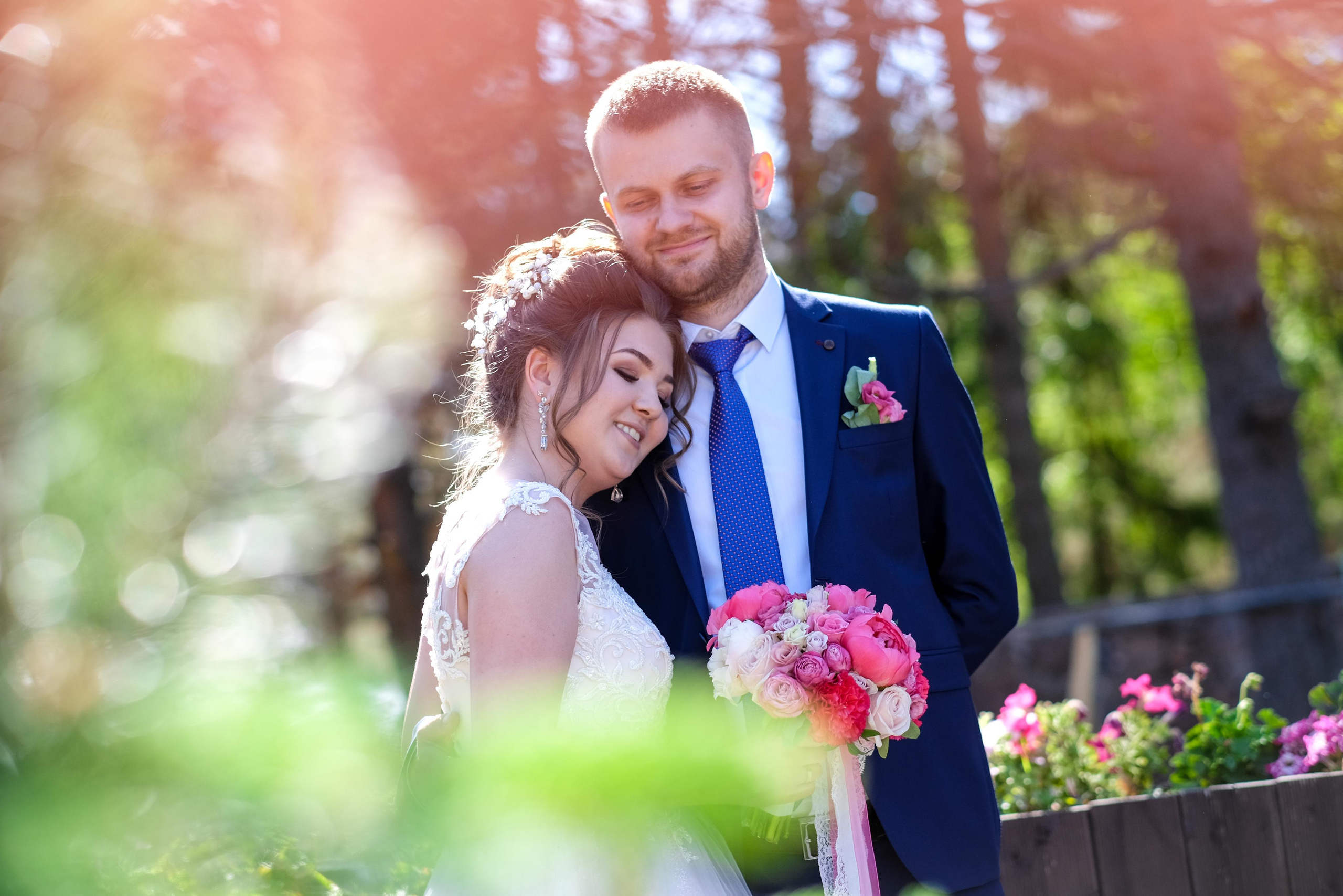 Свадебная пара в парке обнимается