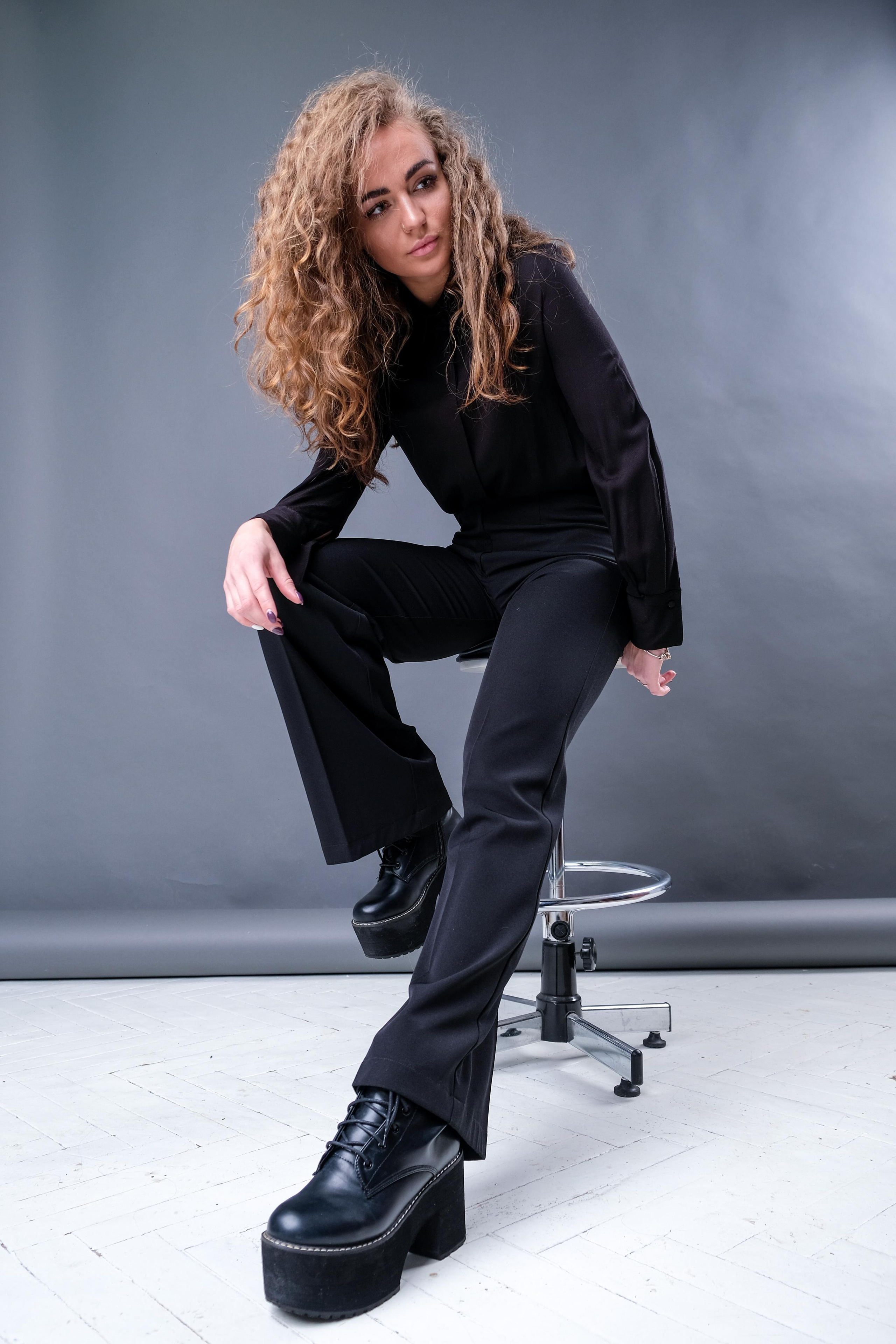 Девушка на стуле позирует