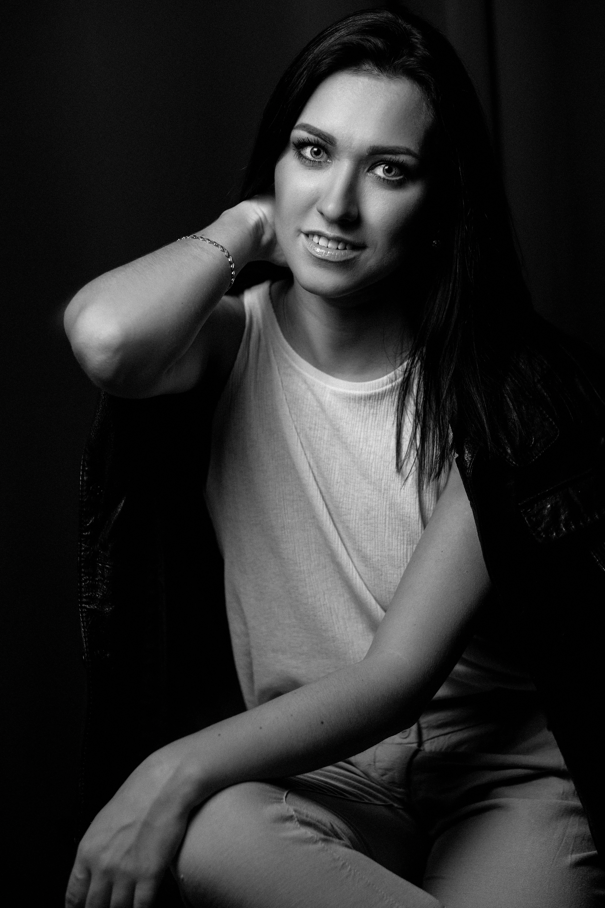 Портрет девушки на темном фоне