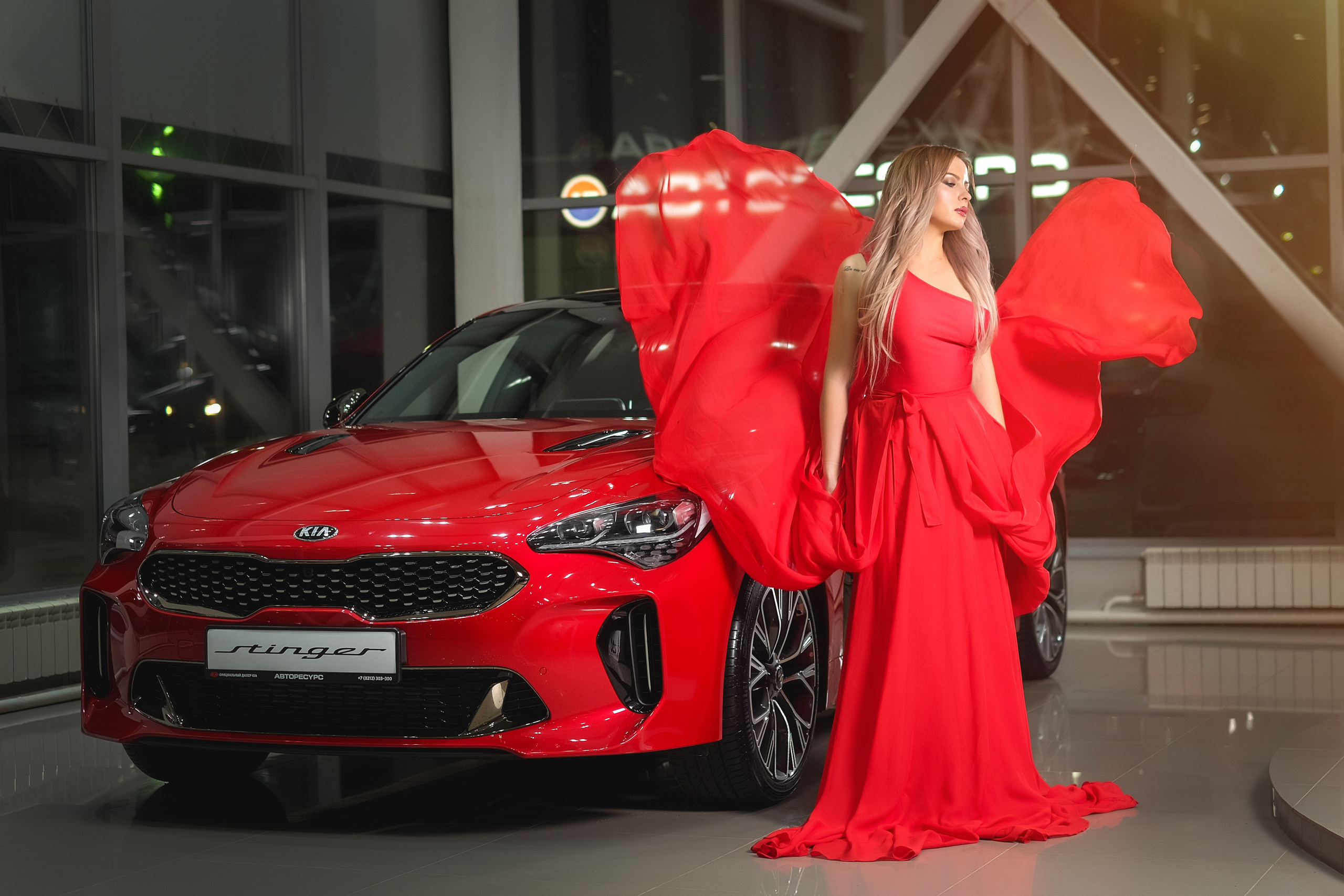 Девушка возле красной машины