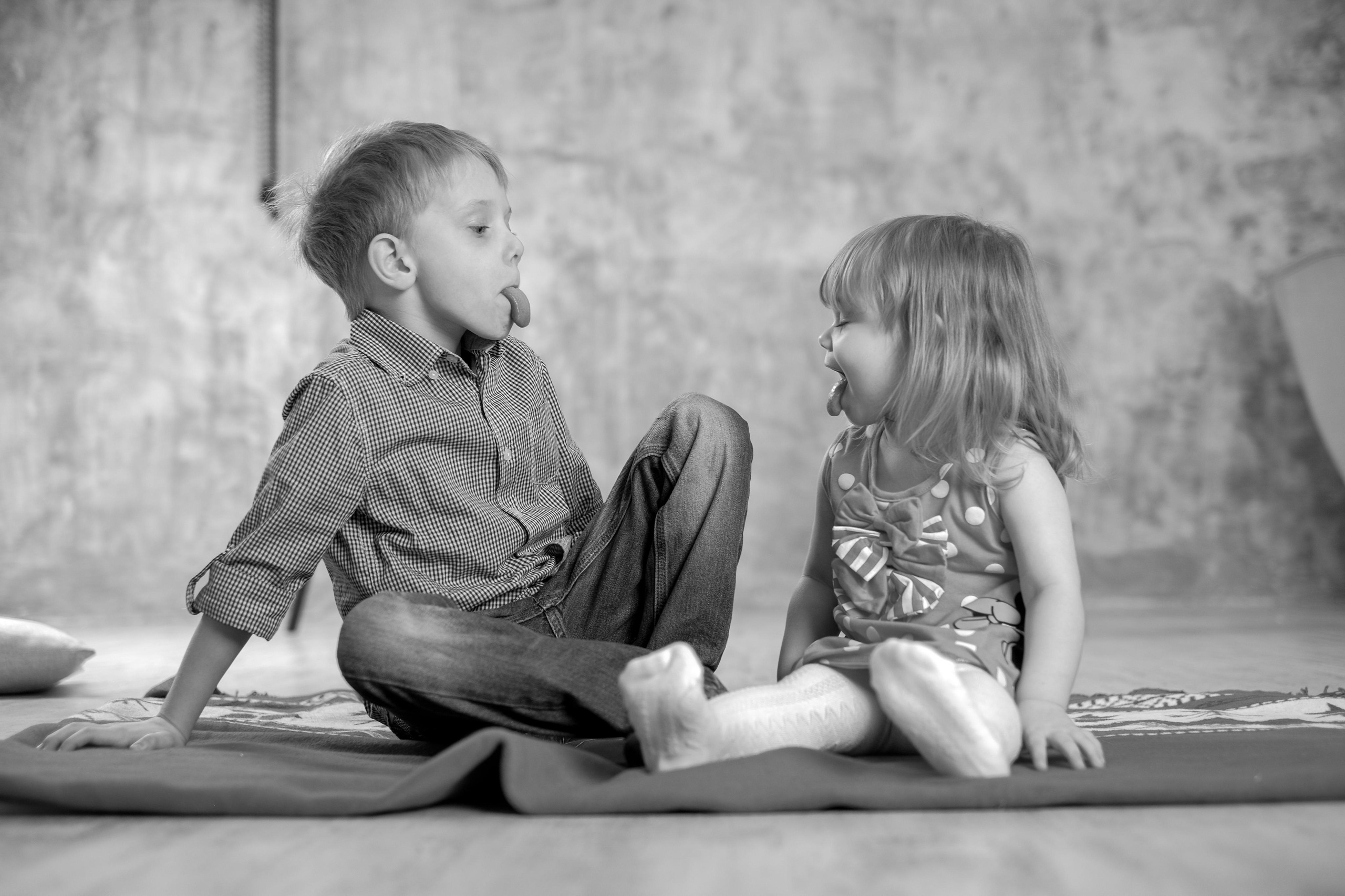 Дети на полу в студии