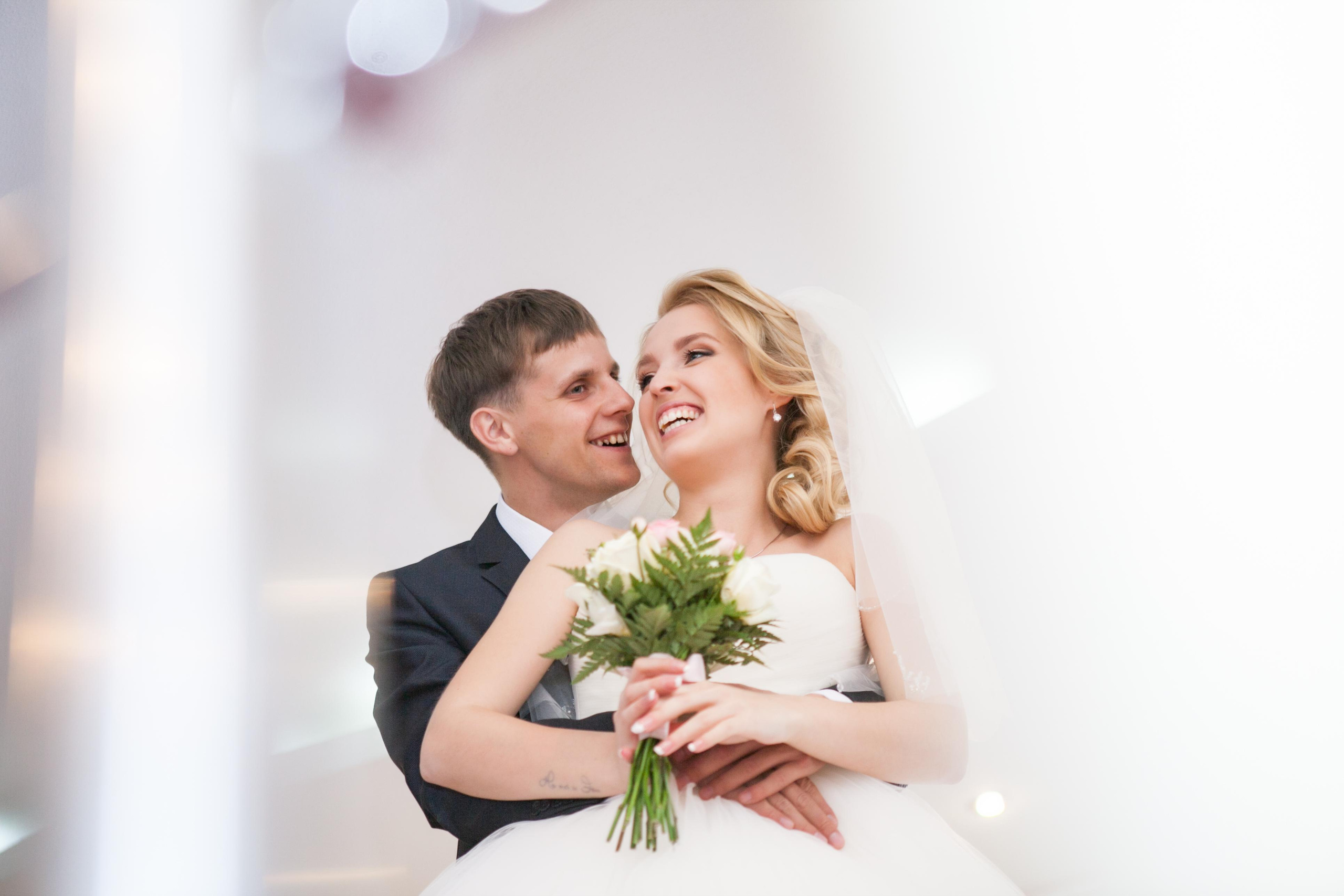 Свадебная пара в загсе