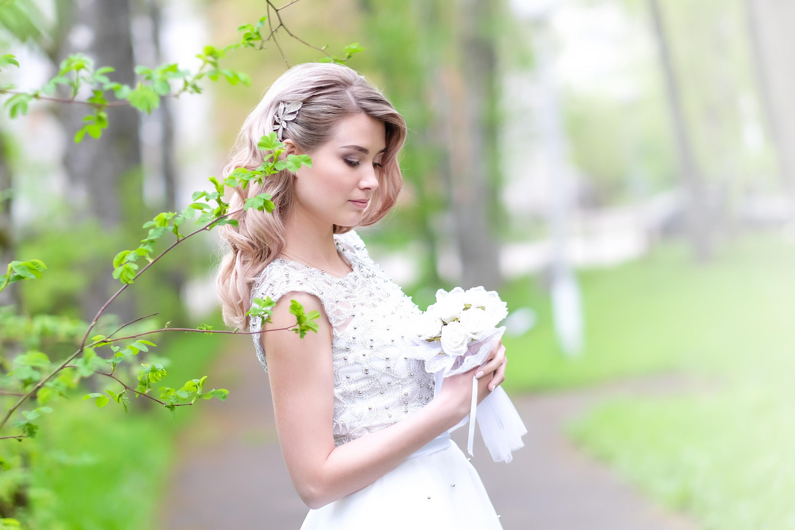 невеста на прогулке в парке