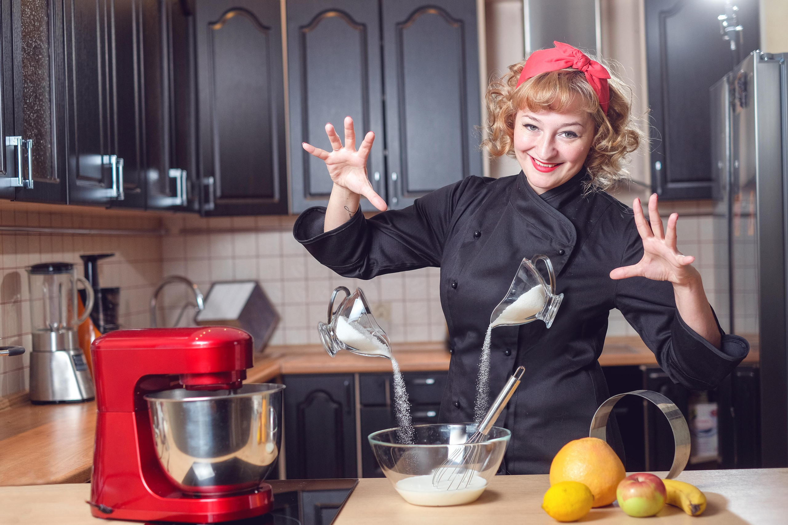 Девушка готовит