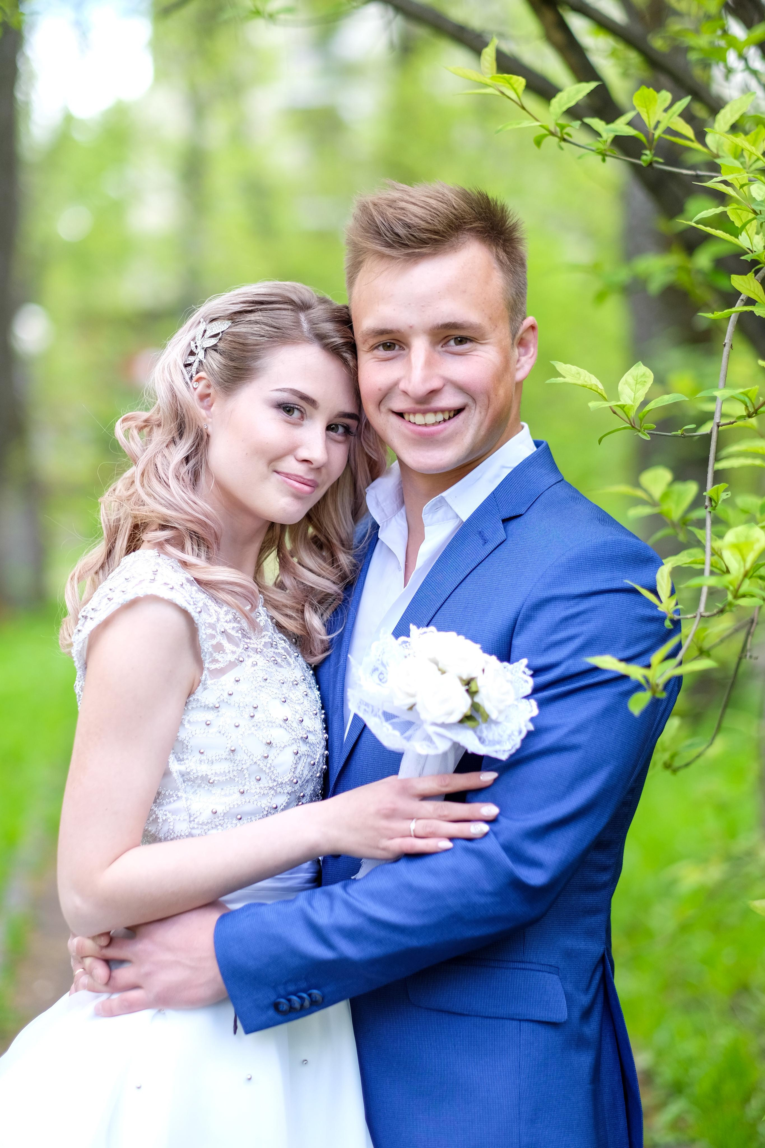 Свадебная пара в лесу