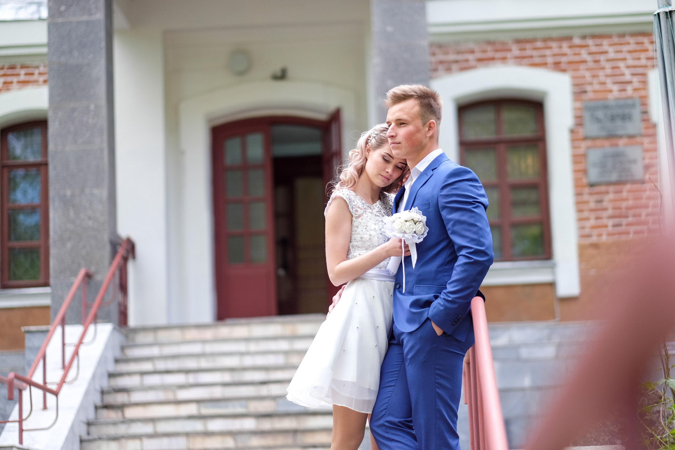 Свадебная пара возле дома