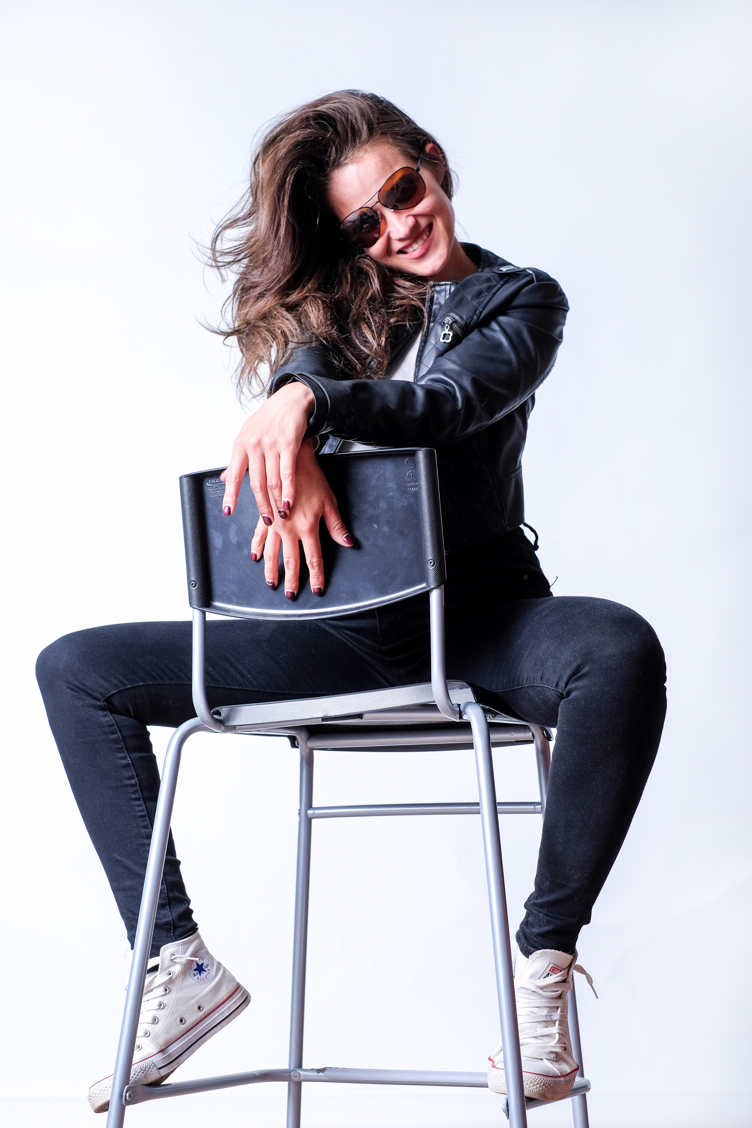 Девушка на белом фоне портрет