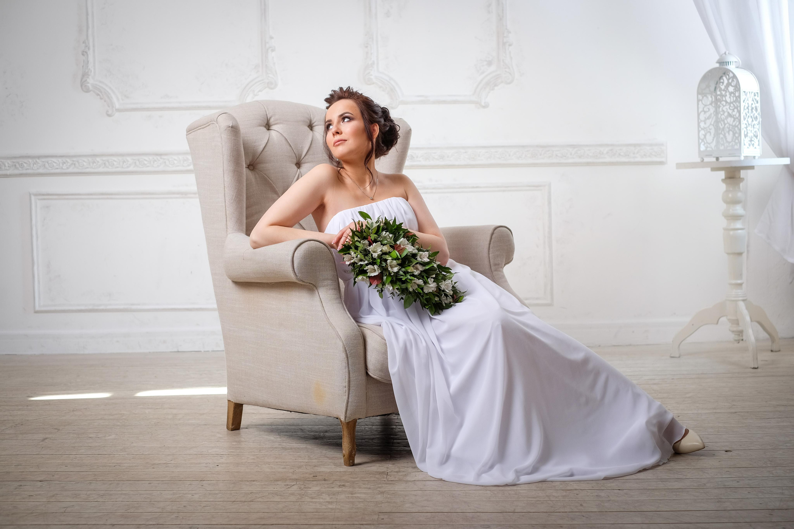 Невеста в студии на кресле