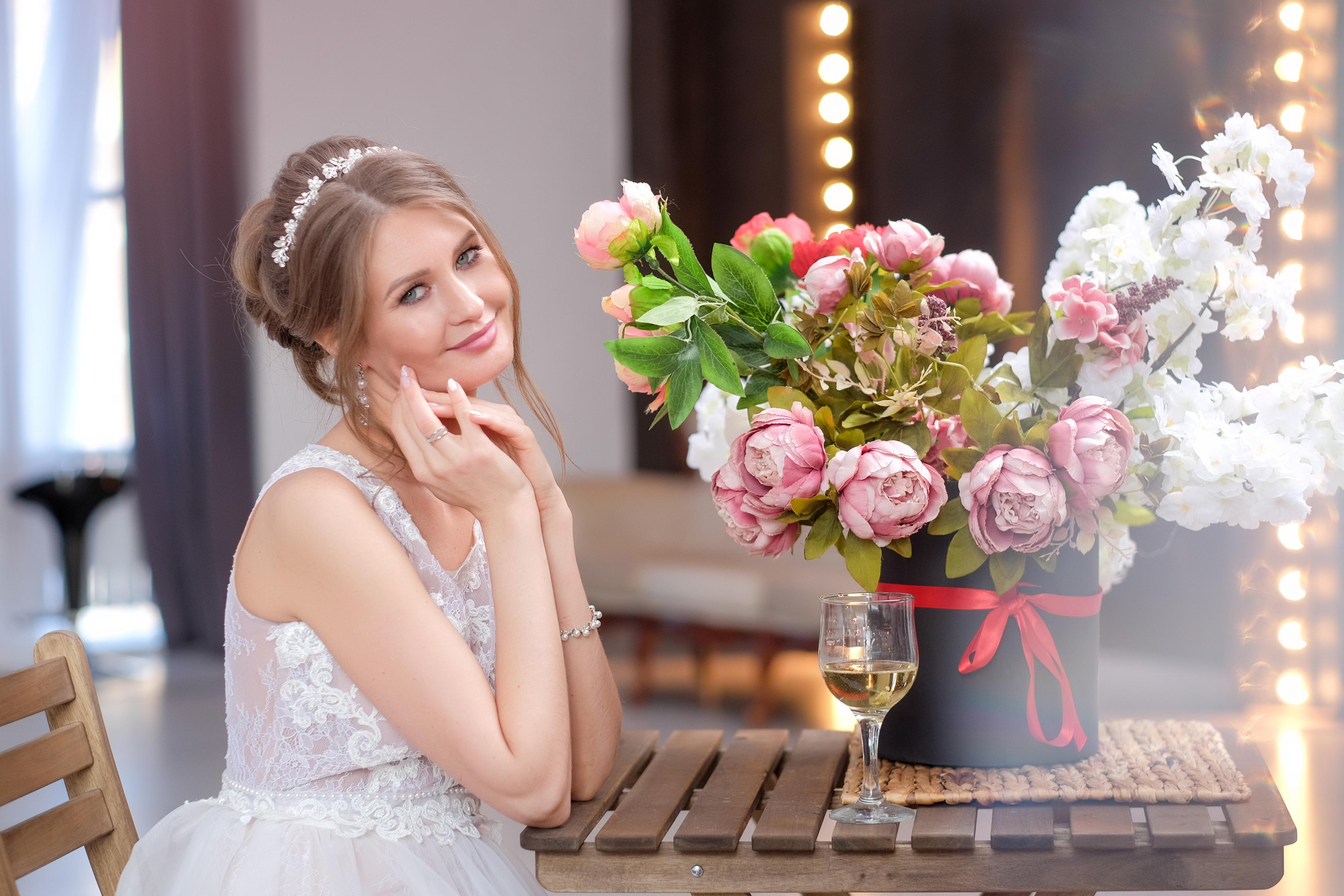 Невеста смотрит на цветы